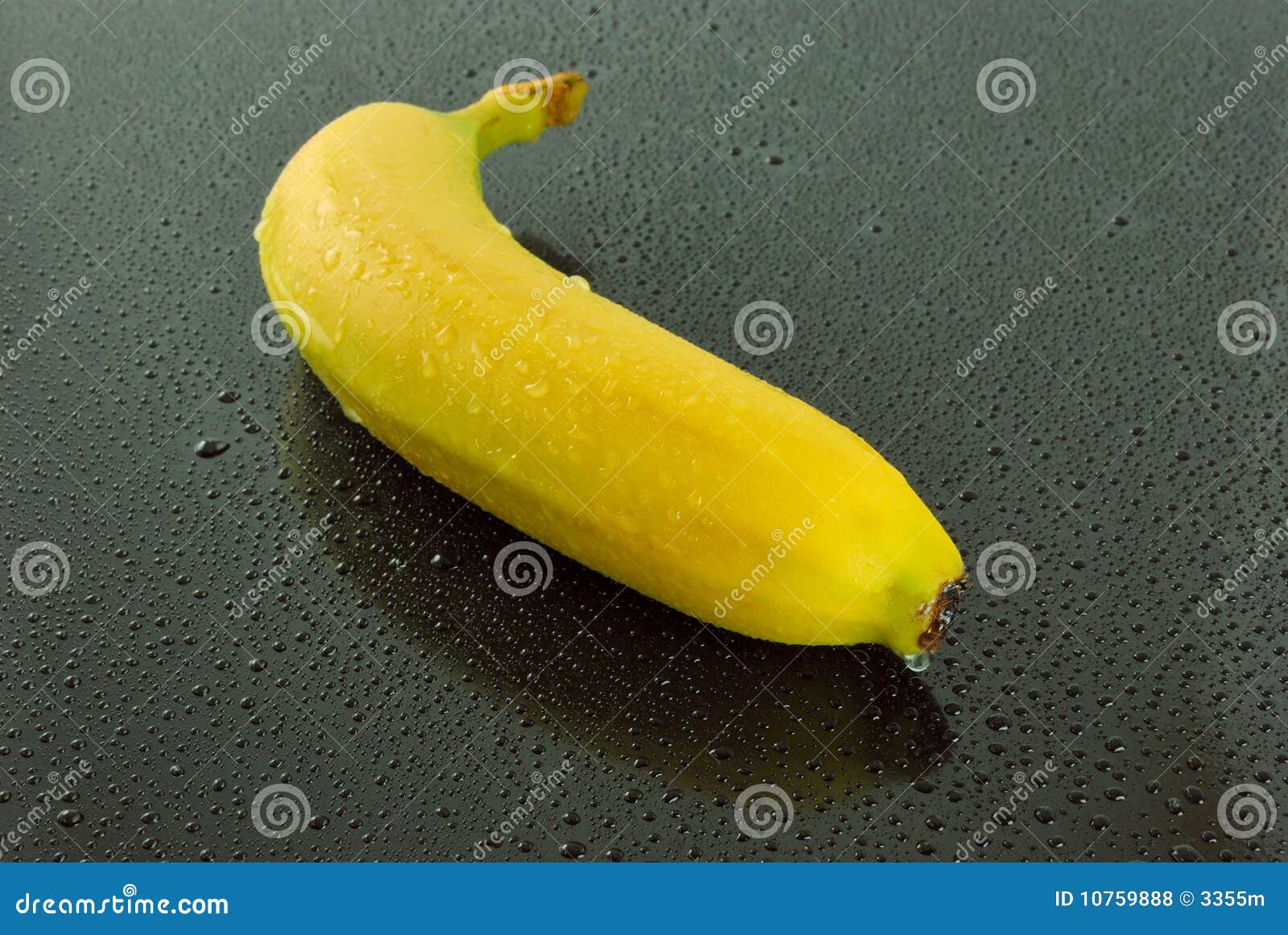 Banane sur le fond noir photo stock. Image du objet, noir - 10759888