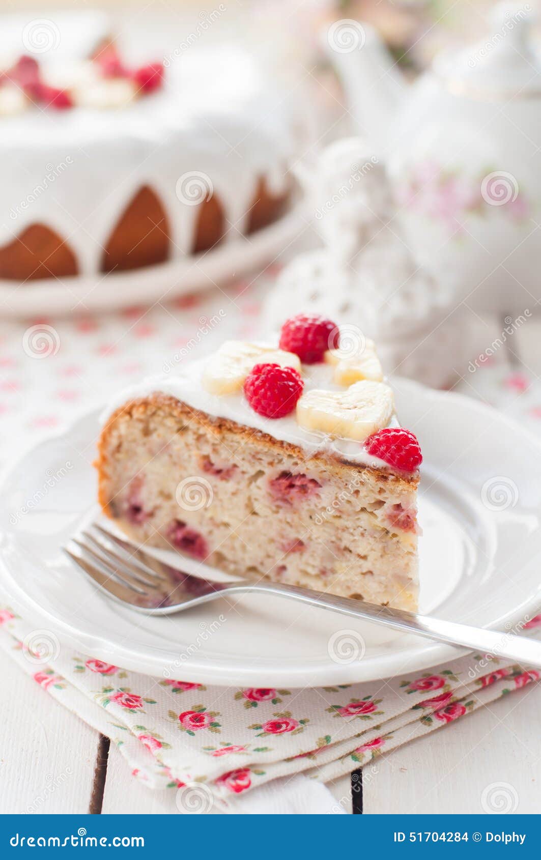 Bananen-Kuchen Mit Sugar Glaze Topped Mit Himbeeren Und Banane ...