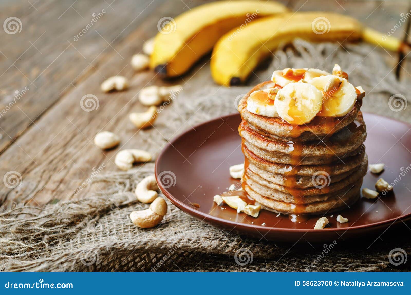 Bananenacajoubaumpfannkuchen Mit Bananen Und Gesalzenem Karamell Sauce ...