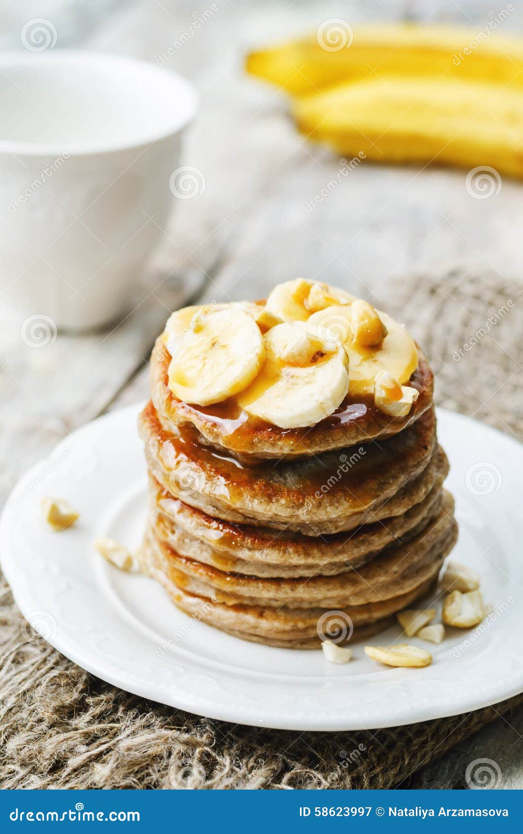 Bananenacajoubaumpfannkuchen Mit Bananen Und Gesalzenem Karamell Sauce ...