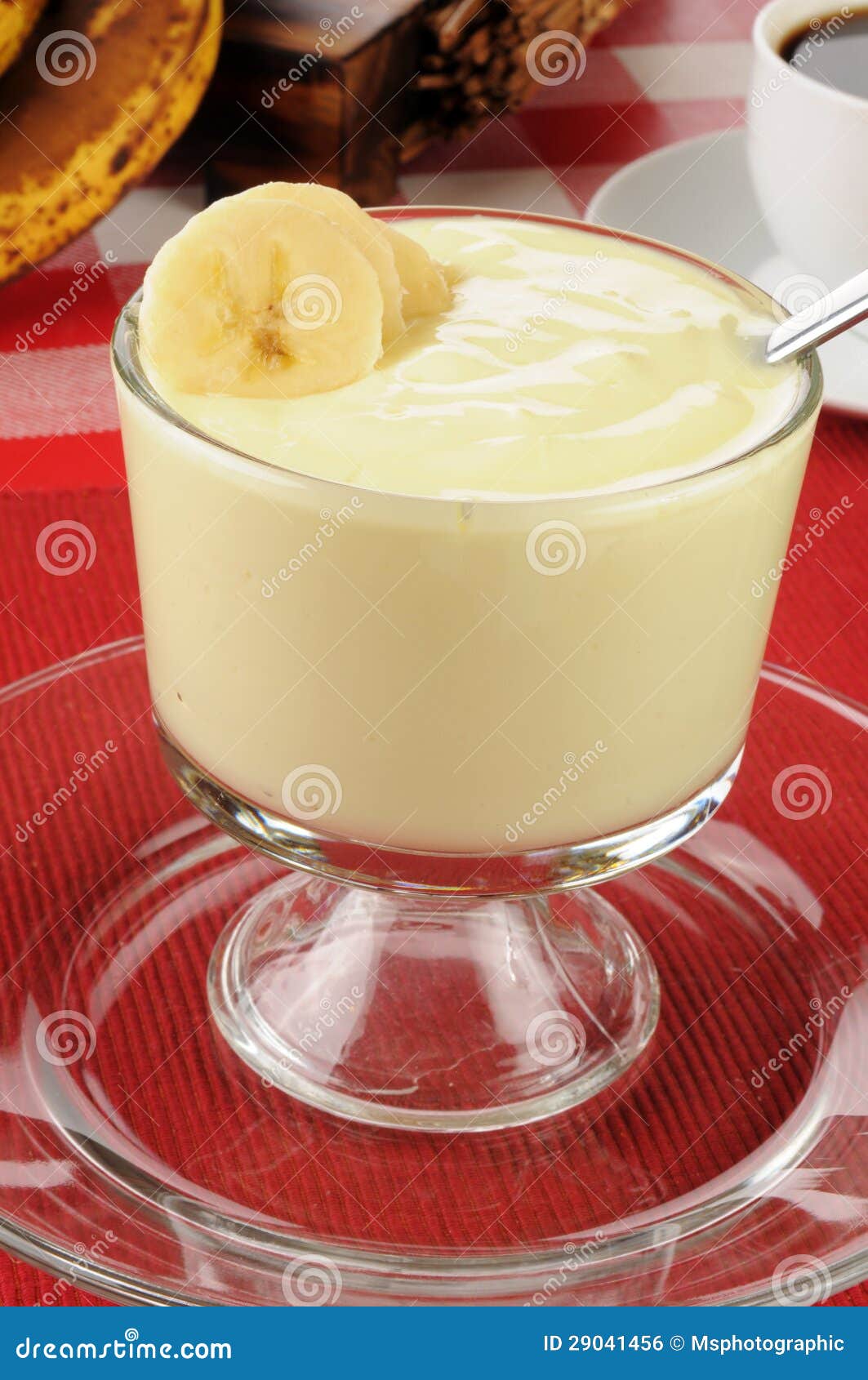 Bananenjoghurt stockfoto. Bild von vanille, molkerei - 29041456