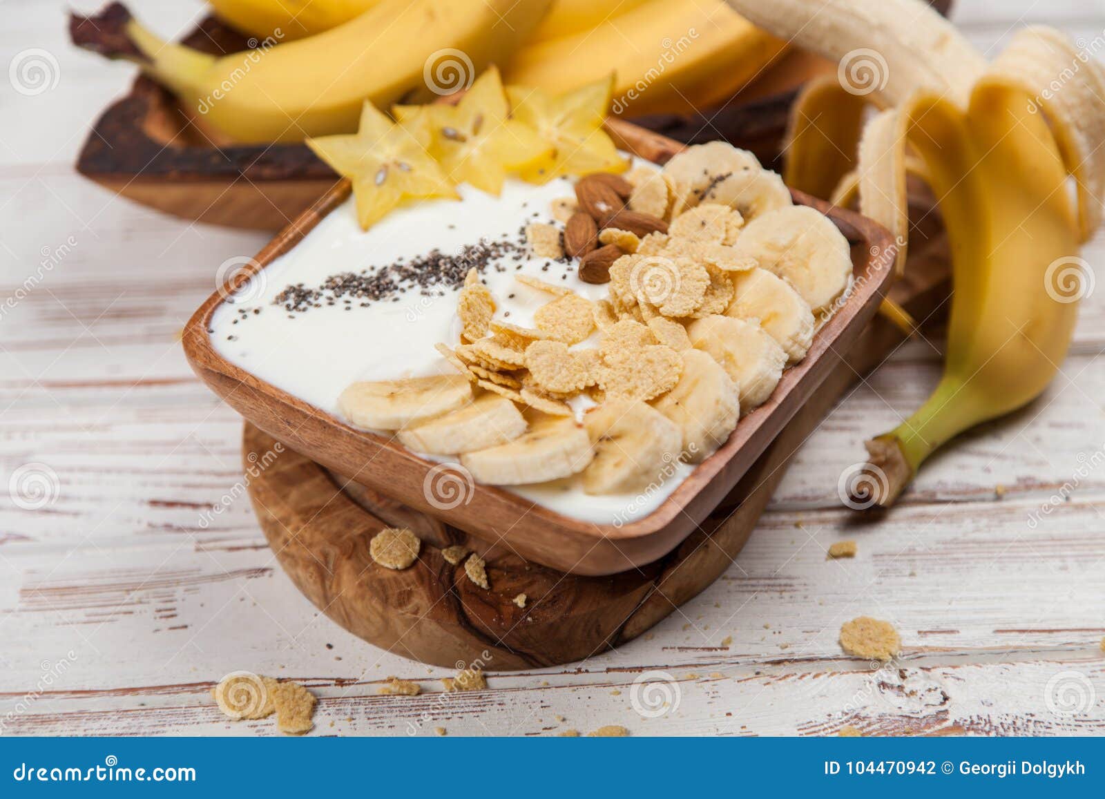 Bananenjoghurt Mit Samen Und Corn-Flakes Stockfoto - Bild von organisch ...