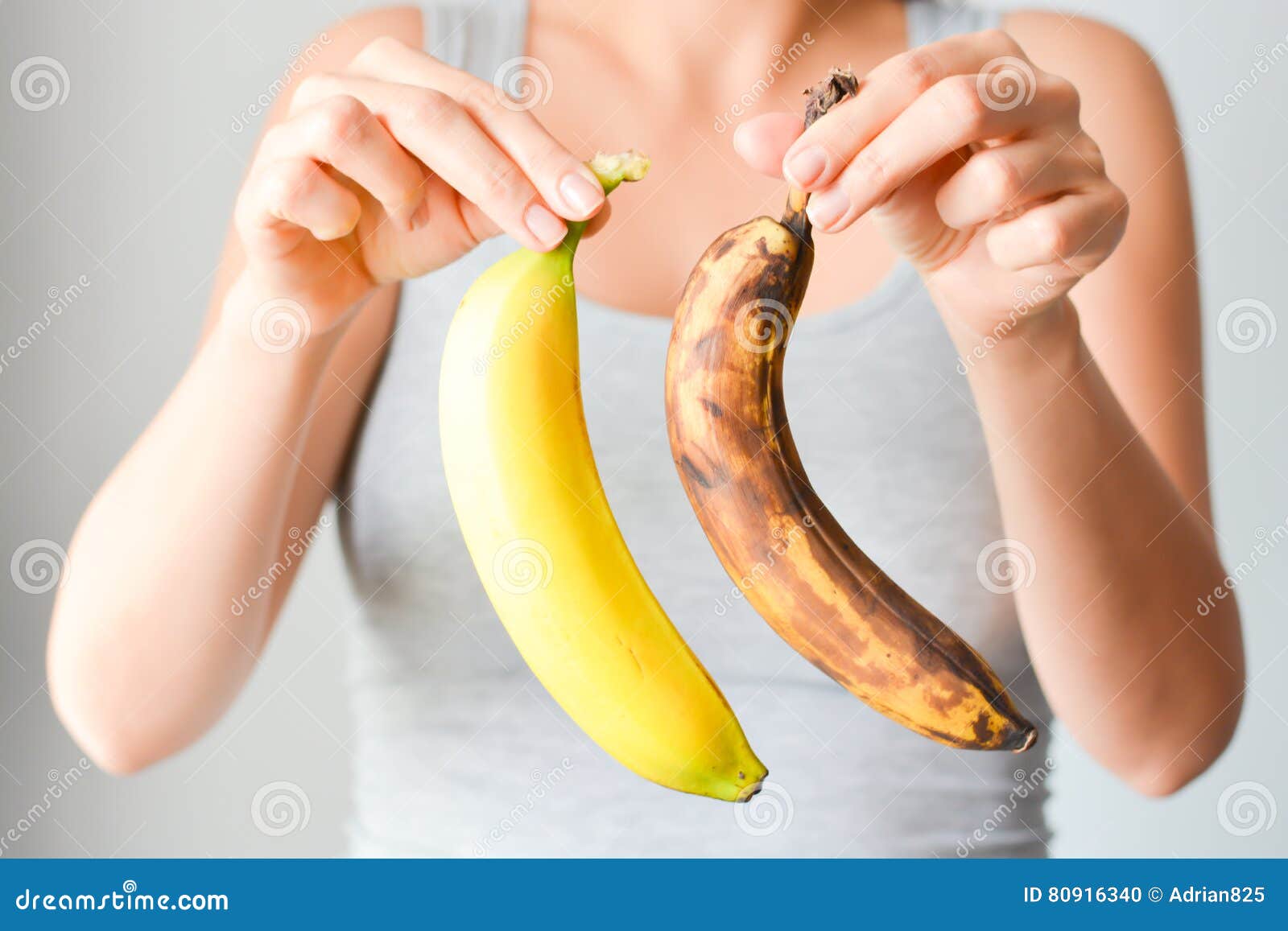 Bananes Fraîches Et Trop Mûres Sur La Main De Femme Photo stock