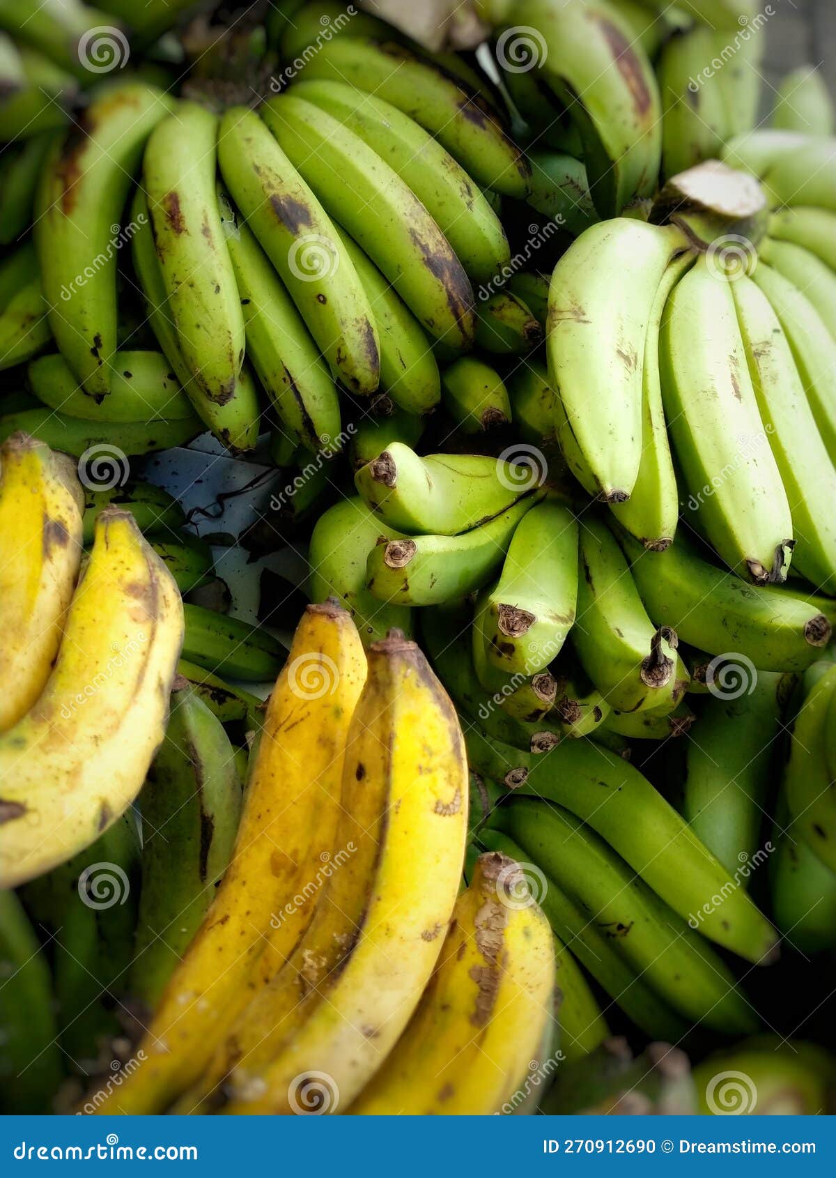 Bananes Fraîches Sont Disponibles Sur Le Marché. Photo stock