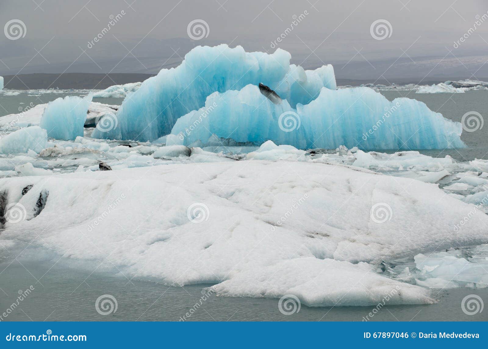 Banchise galleggianti enormi ed iceberg blu e bianchi alla laguna Jokulsarlon, Islanda del sud del ghiaccio