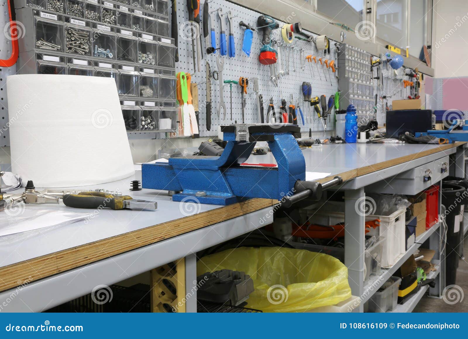 Banco De Trabajo Largo En Un Taller Mecánico Para Las Reparaciones Imagen  de archivo - Imagen de herramientas, tornillo: 108616109