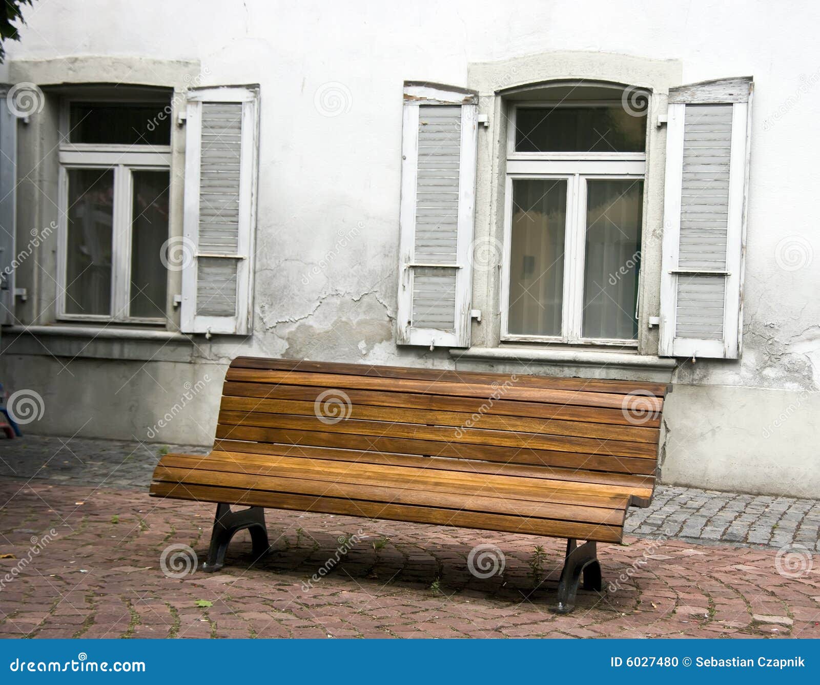 Vista Aproximada Da Fachada De Uma TÃpica Casa Suja De Madeira. Paredes  Vermelhas E Janelas Pretas De Contraste. SuÃ©cia Imagem de Stock - Imagem  de quadro, estilo: 155683769