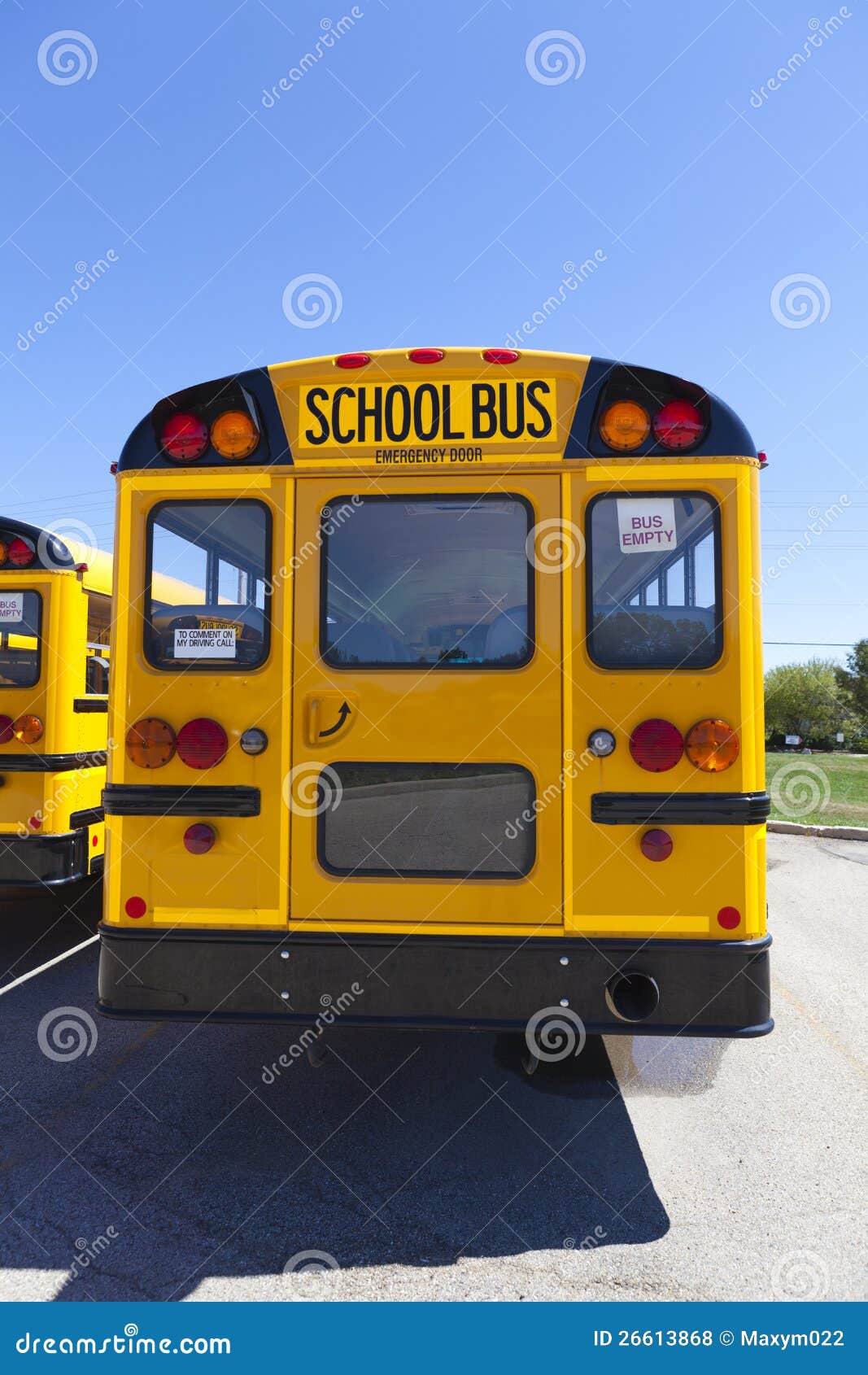 Banco giallo. Scuolabus giallo con cielo blu