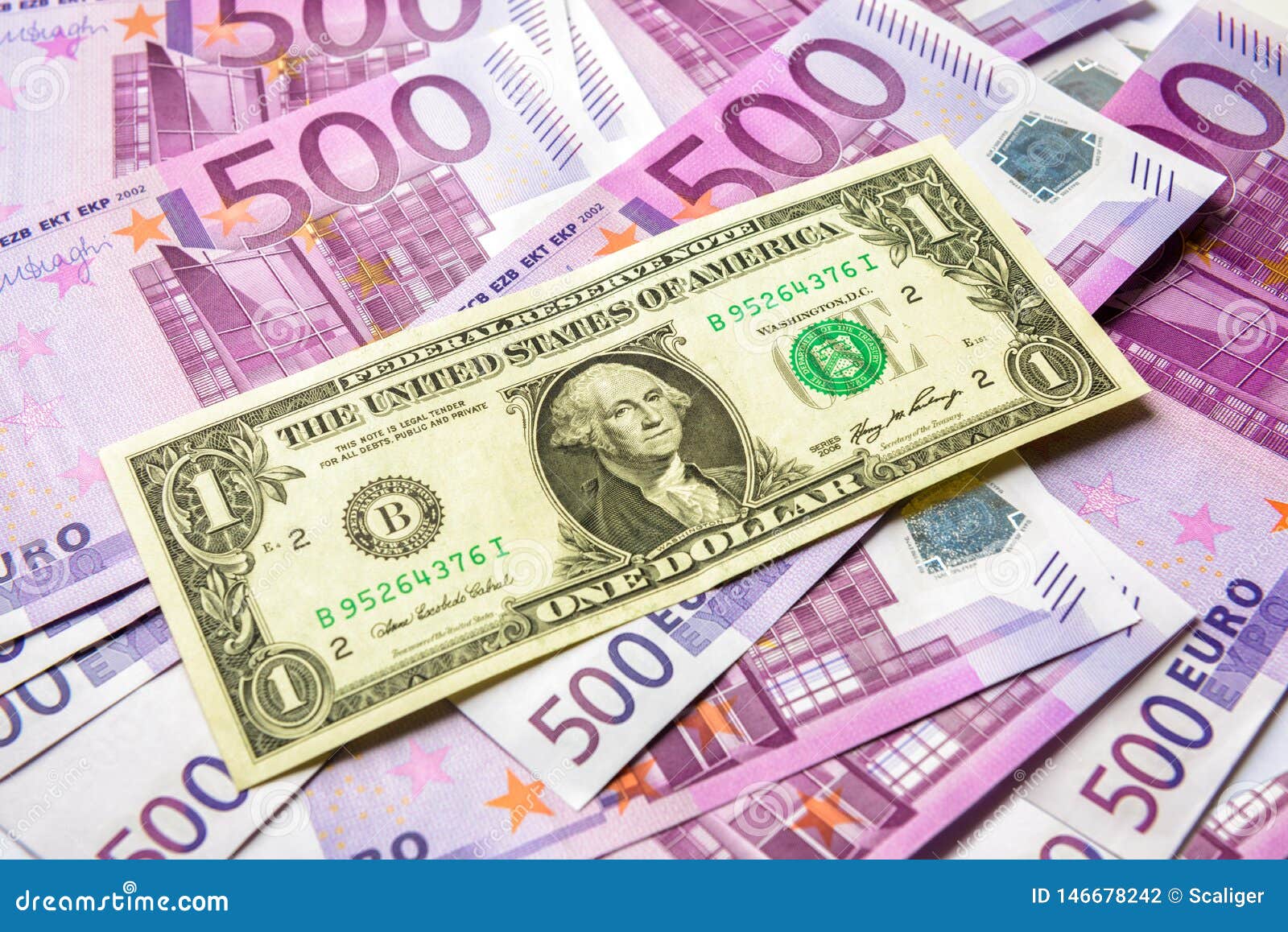 1 Banconota In Dollari Contro Molte 500 Euro Banconote Dei Soldi 1-banconota-in-dollari-contro-molte-500-euro-banconote-dei-soldi