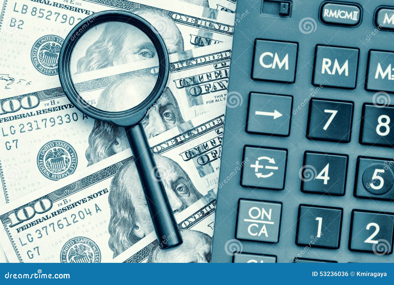 Contabilità di affari o verifica finanziaria - pila di banconote in dollari con un calcolatore e una lente d'ingrandimento