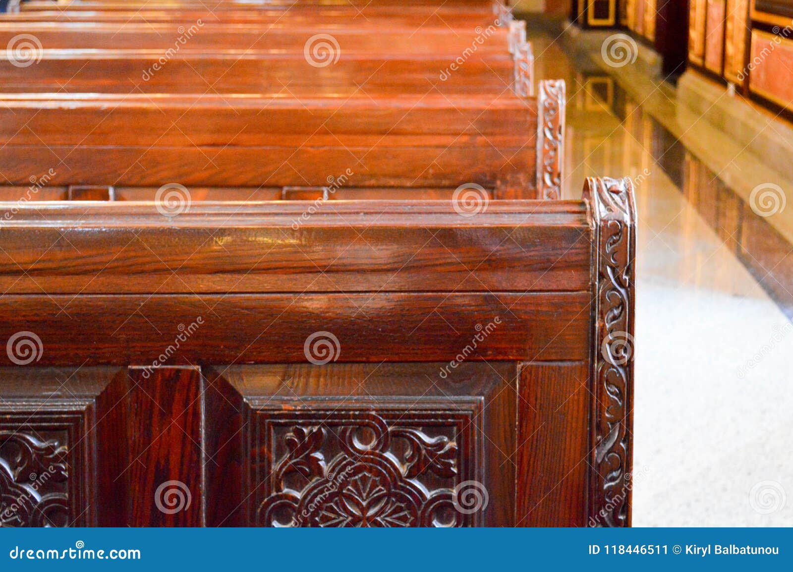 Bancos De Madera Hermosos Fuertes, Asientos En La Iglesia Con Los Modelos  Tallados Para Los Rezos Imagen de archivo - Imagen de pepino, modelos:  118446511