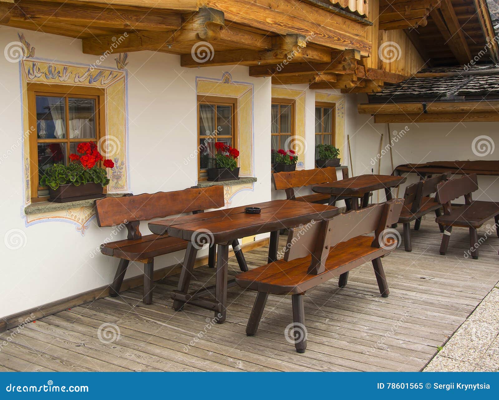 Bancos De Madera Y Ventanas Hermosas En Pequeña Casa De Campo Alpina Imagen  de archivo - Imagen de flores, tirol: 78601565