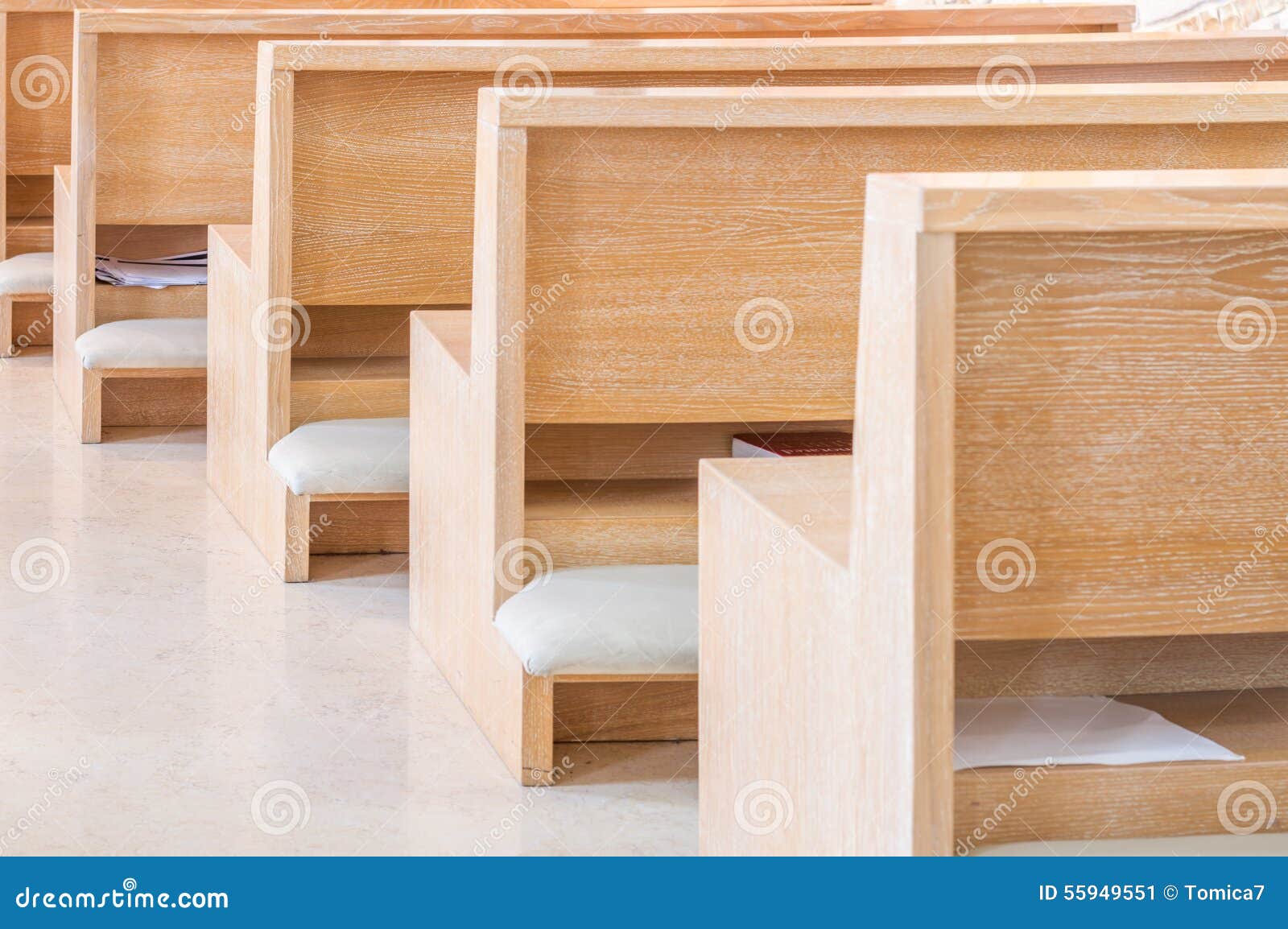 114 Bancos Vacíos De La Iglesia Fotos de stock - Fotos libres de regalías de Dreamstime 114 Bancos Vacíos De La Iglesia Fotos de stock - Fotos libres de regalías de Dreamstime