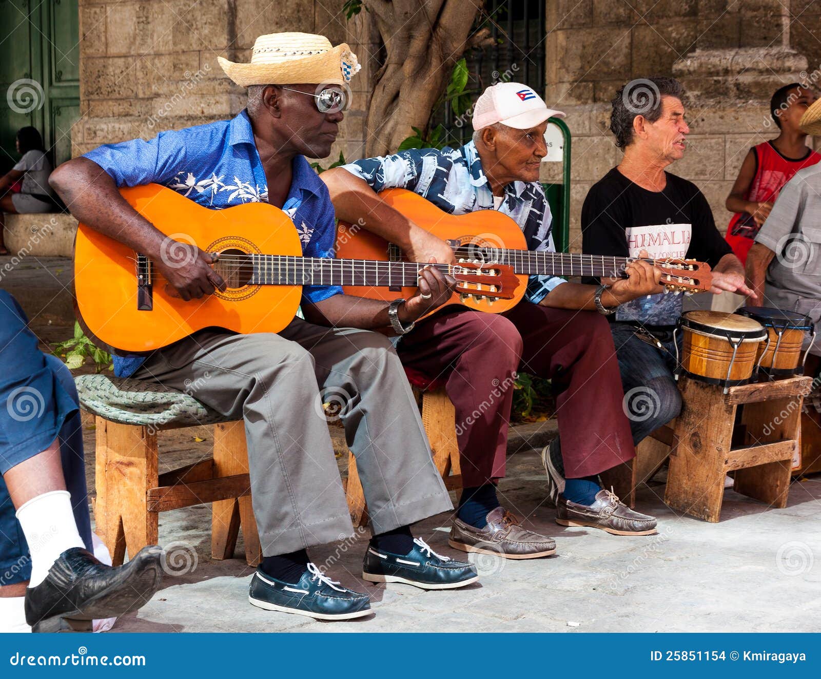 Hovedløse Mål regnskyl Band Som Leker Traditionell Musik I Gammala Havana Redaktionell  Fotografering för Bildbyråer - Bild av instrument, kuba: 25851154