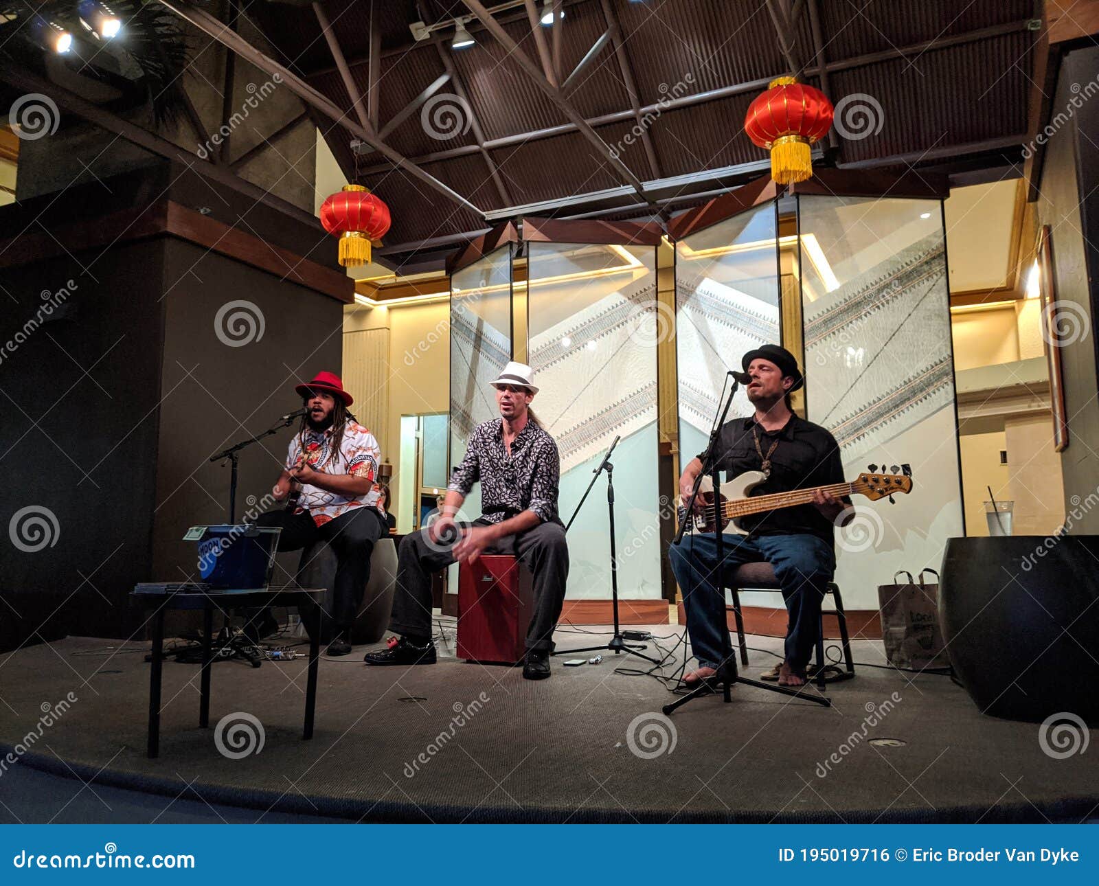 Banda De Orientação Cantando E Emperrando No Palco Em Mai Tai Bar Foto de  Stock Editorial - Imagem de partido, desempenho: 192236193