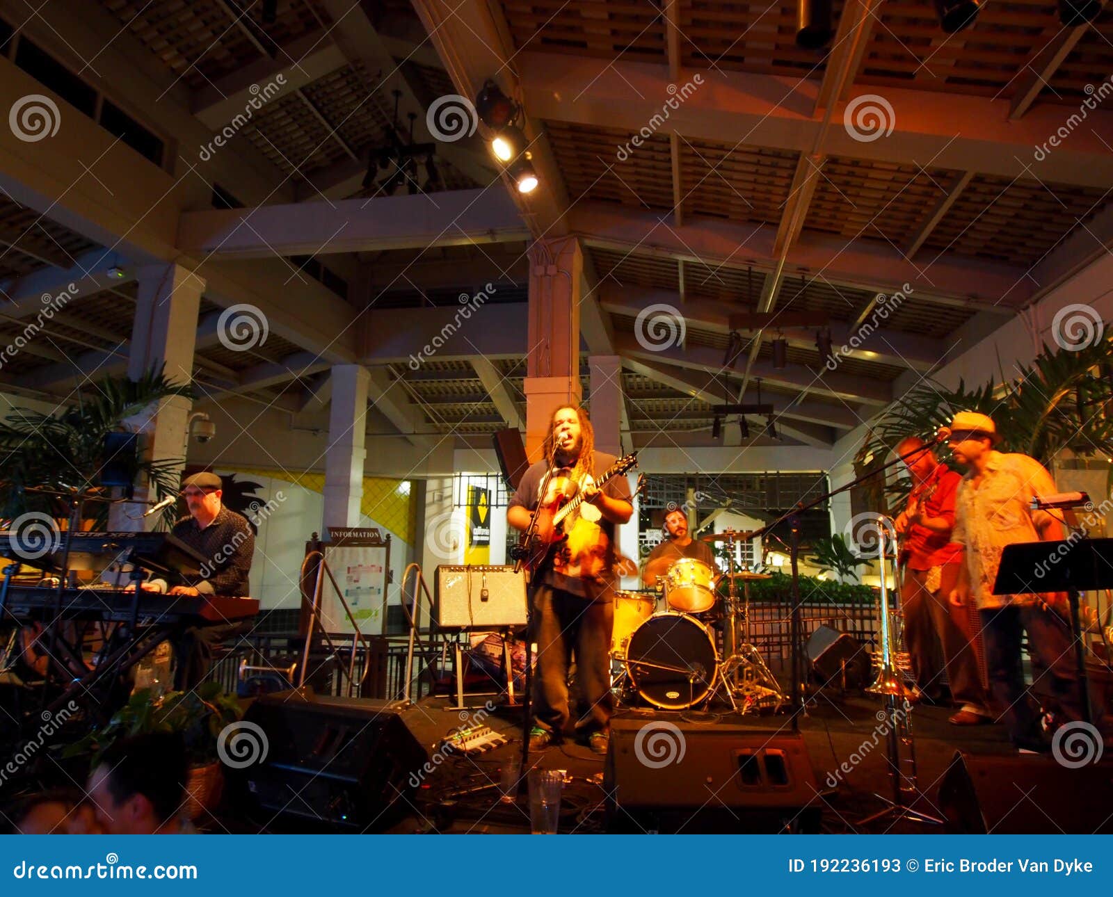 Banda De Orientação Cantando E Emperrando No Palco Em Mai Tai Bar Foto de  Stock Editorial - Imagem de partido, desempenho: 192236193