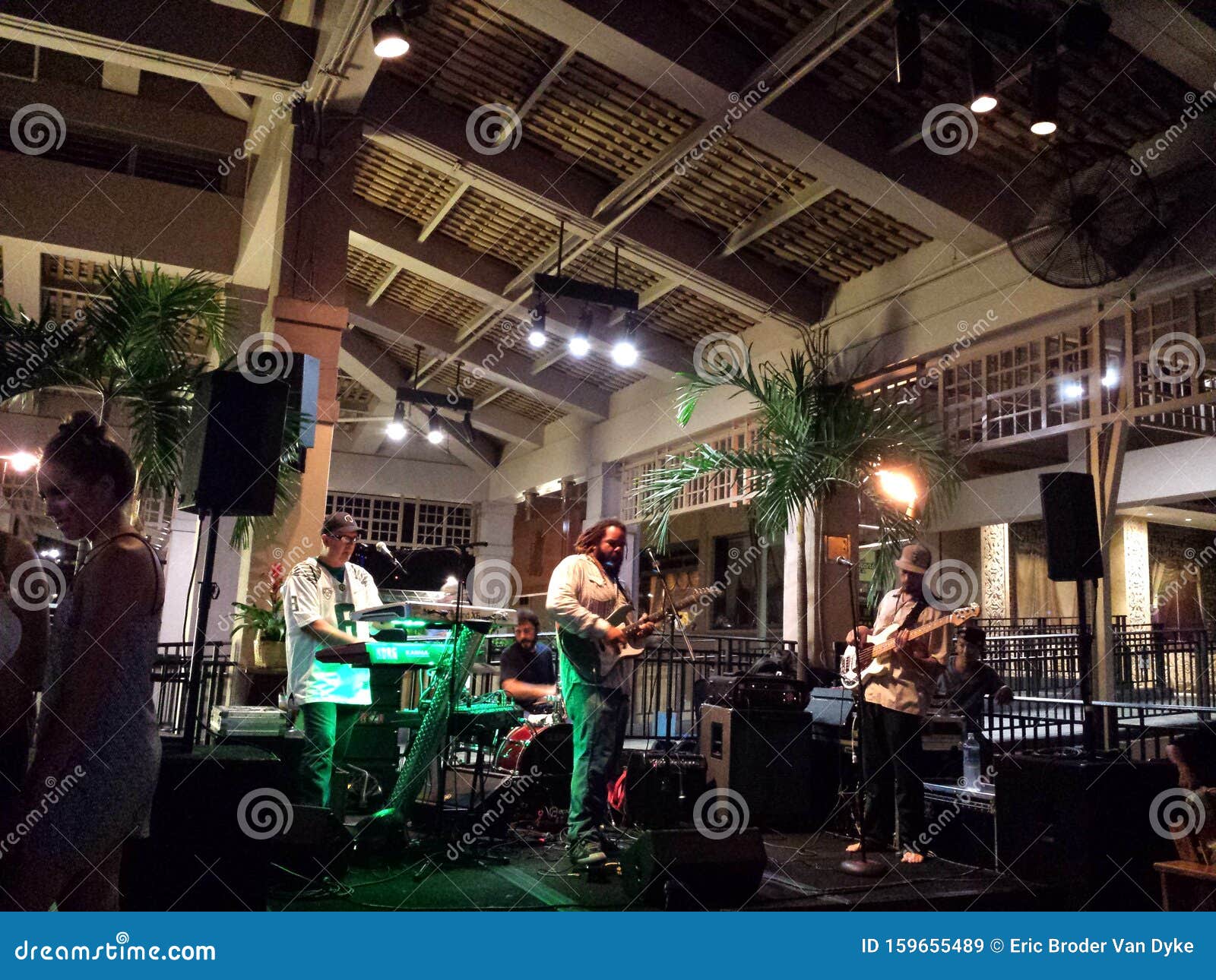 Banda De Orientação, Cantando E Emperrando No Palco No Mai Tai Bar Imagem  de Stock Editorial - Imagem de microfone, partido: 159655489