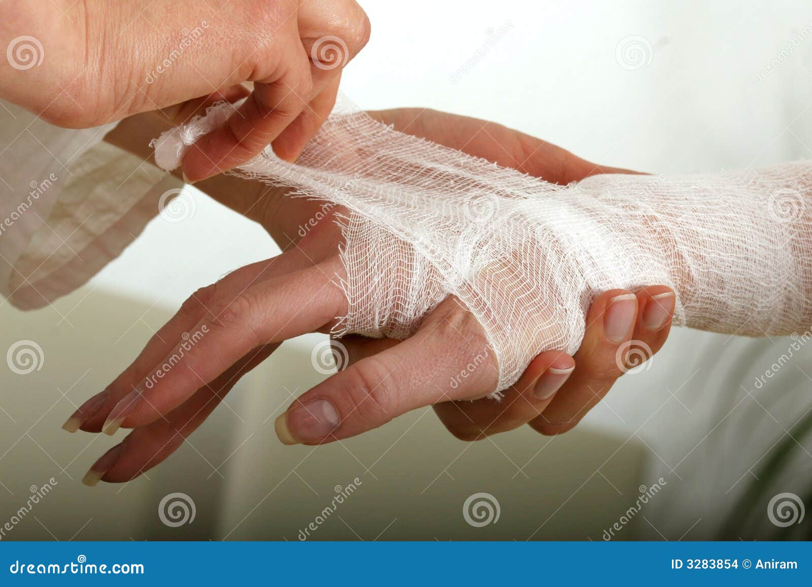 Bandage pour la main photo stock. Image du blessé, main 3283854