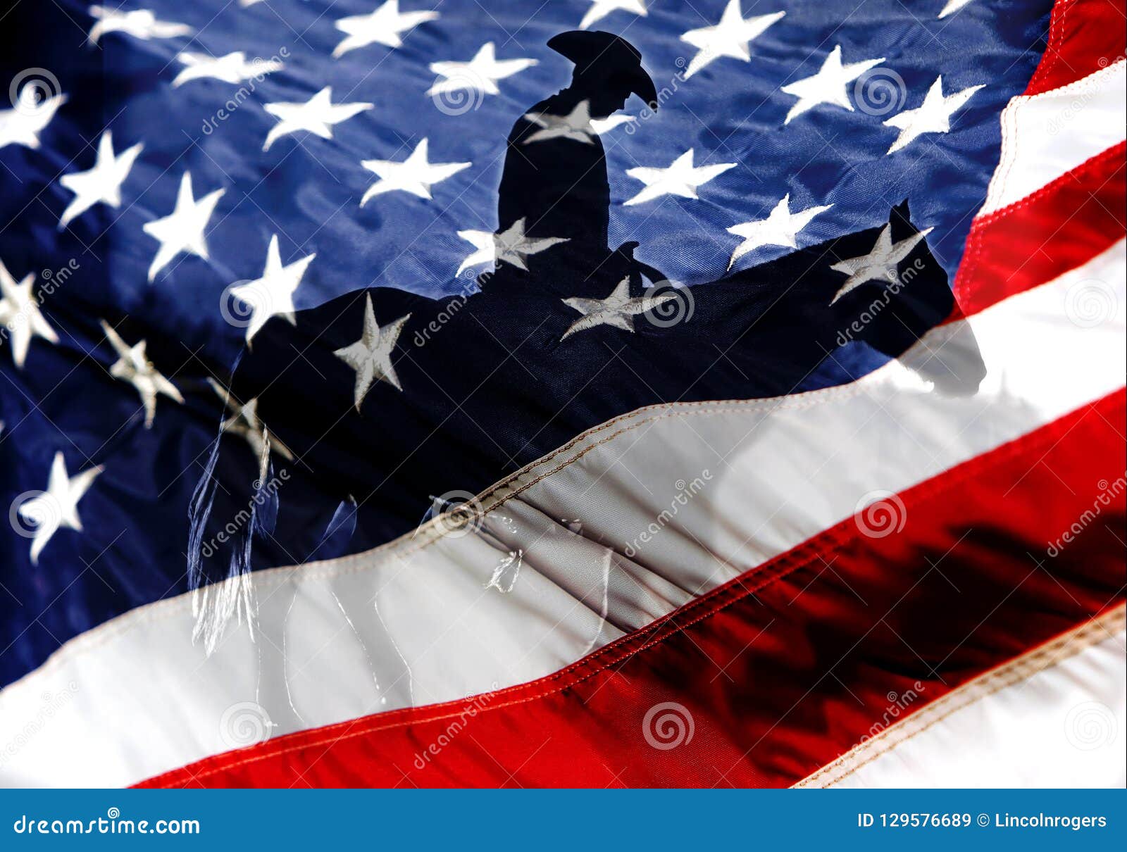 Bandeira americana com vaqueiro americano. Uma imagem misturada de uma bandeira dos EUA e a silhueta de um vaqueiro ocidental autêntico a cavalo em uma postura e em uma atitude respeitosos, pensativas, e prayerful