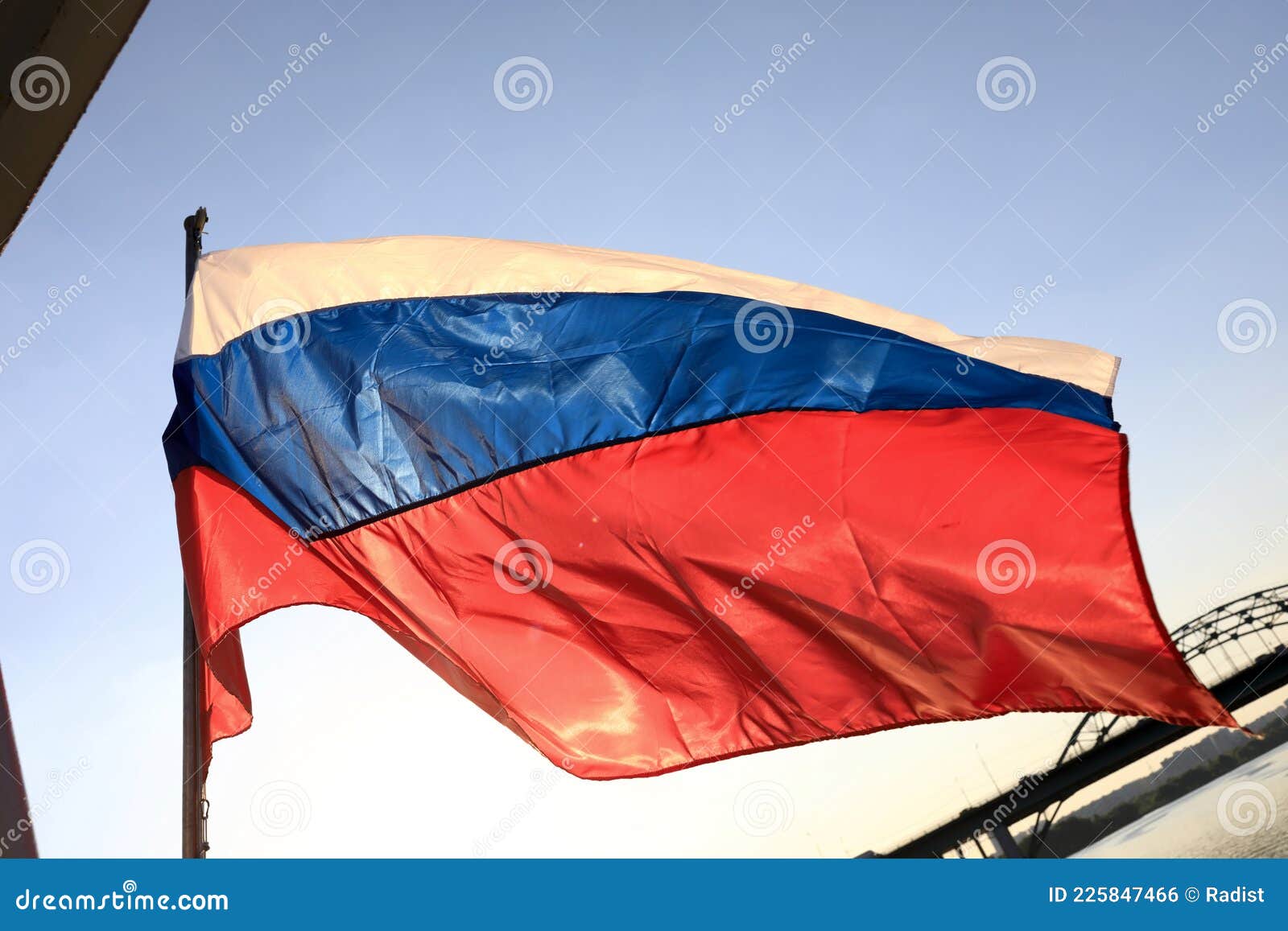 Bandeira Da Federação Russa No Fundo Do Céu Azul Bandeira De