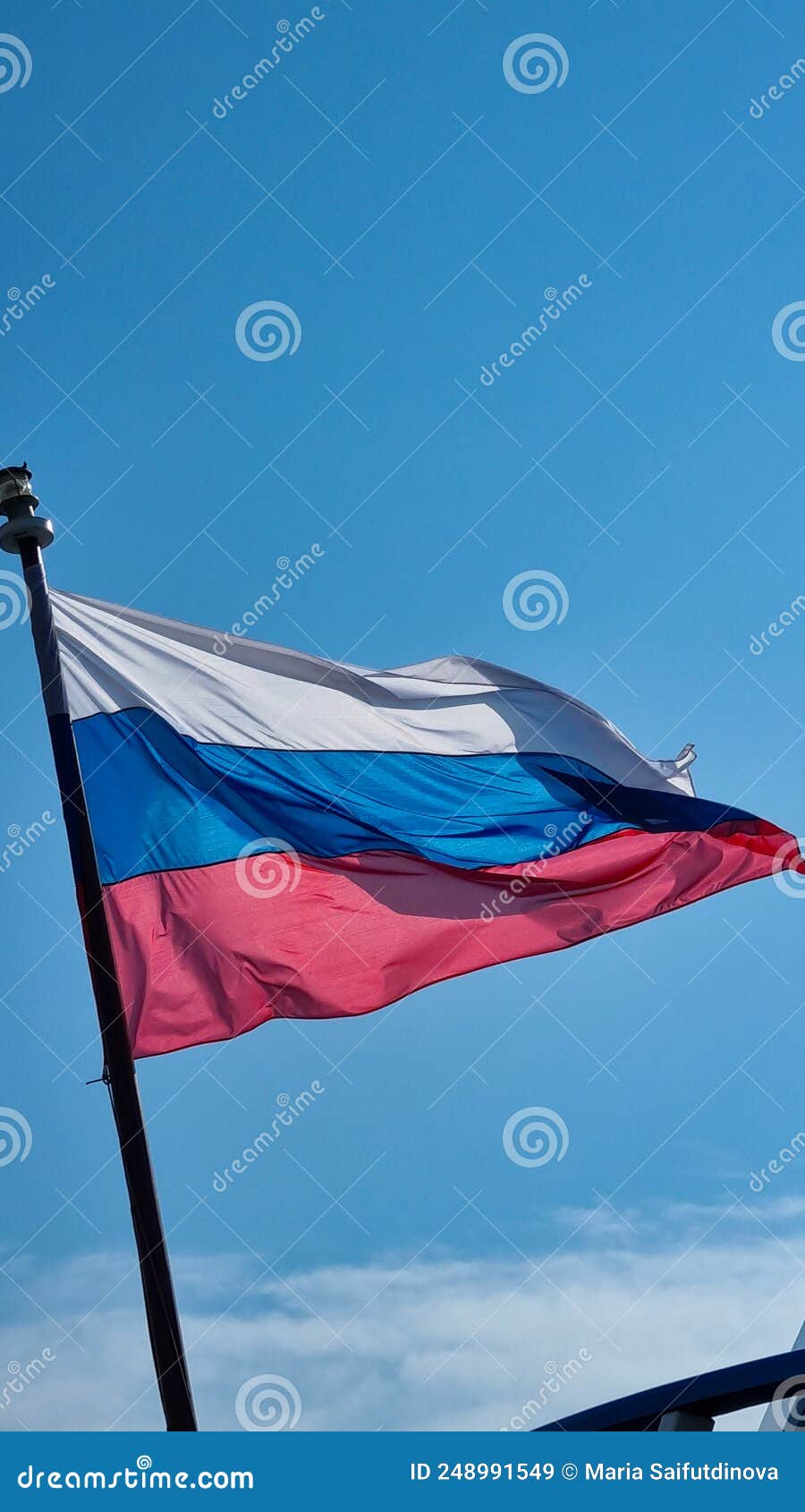 Bandeira Da Rússia. Bandeira Da Federação Russa Contra O Céu Azul