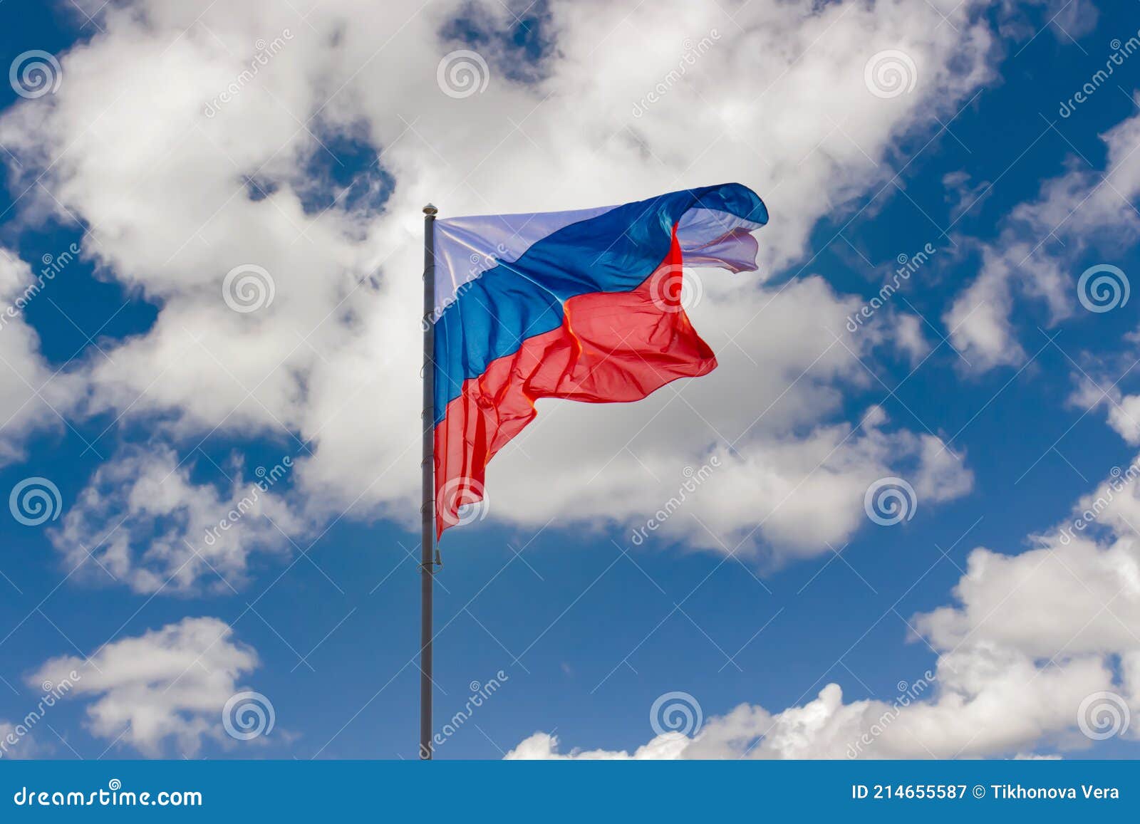 Bandeira Da Rússia. Bandeira Da Federação Russa Contra O Céu Azul