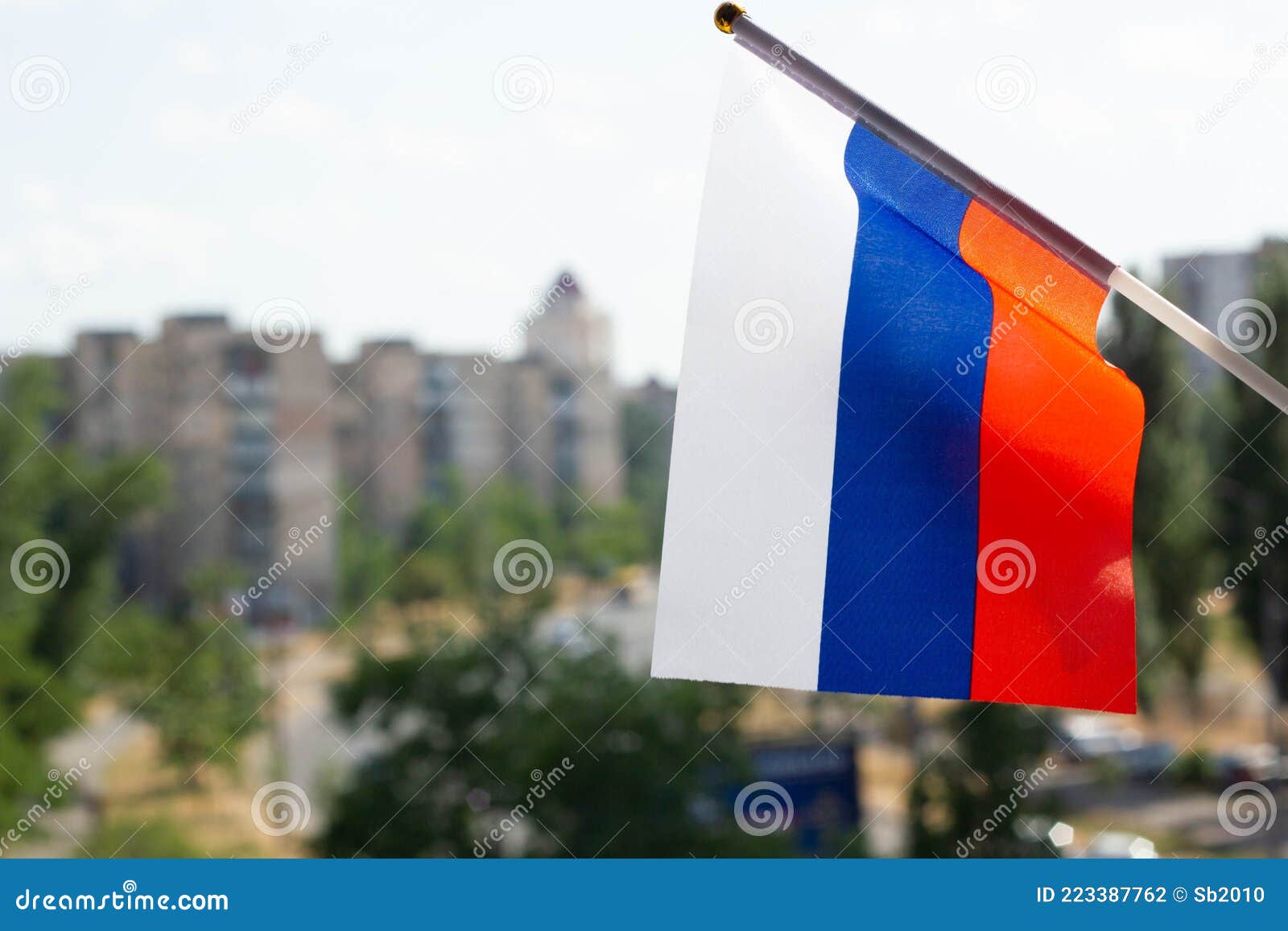 Bandeira Da Federação Russa No Fundo Do Céu Azul Bandeira De