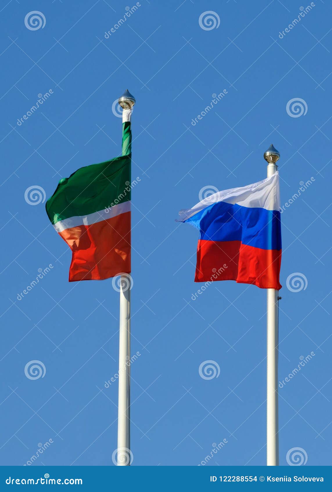 Bandeira Da Rússia. Bandeira Da Federação Russa Contra O Céu Azul