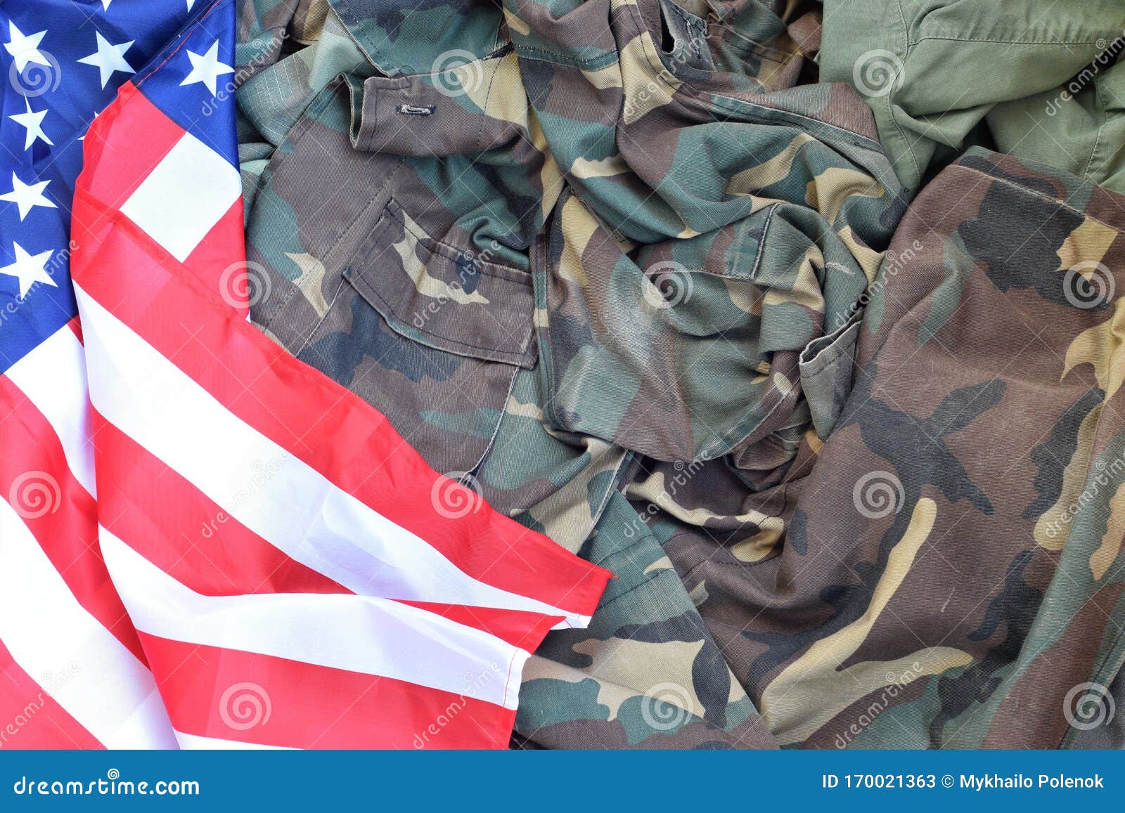 Bandeira Dos Estados Unidos Da América E Casaco-uniforme Militar Dobrado  Símbolos Militares - Faixa Conceptual De Fundo Para Os a Foto de Stock -  Imagem de honra, revestimento: 170023030