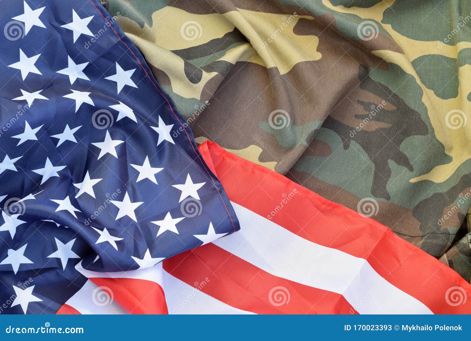 Estados Unidos da América bandeira e casaco uniforme militar dobrado.  Símbolos militares fundo conceitual banner para feriados patrióticos  americanos fotos, imagens de © Mehaniq #335326608