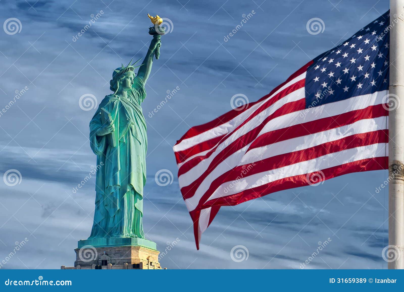 Bandeira Dos Estados Unidos Da Bandeira Americana Dos EUA No Fundo Do Céu  Azul Da Estátua Da Liberdade Imagem de Stock - Imagem de acenar, feriado:  31659389