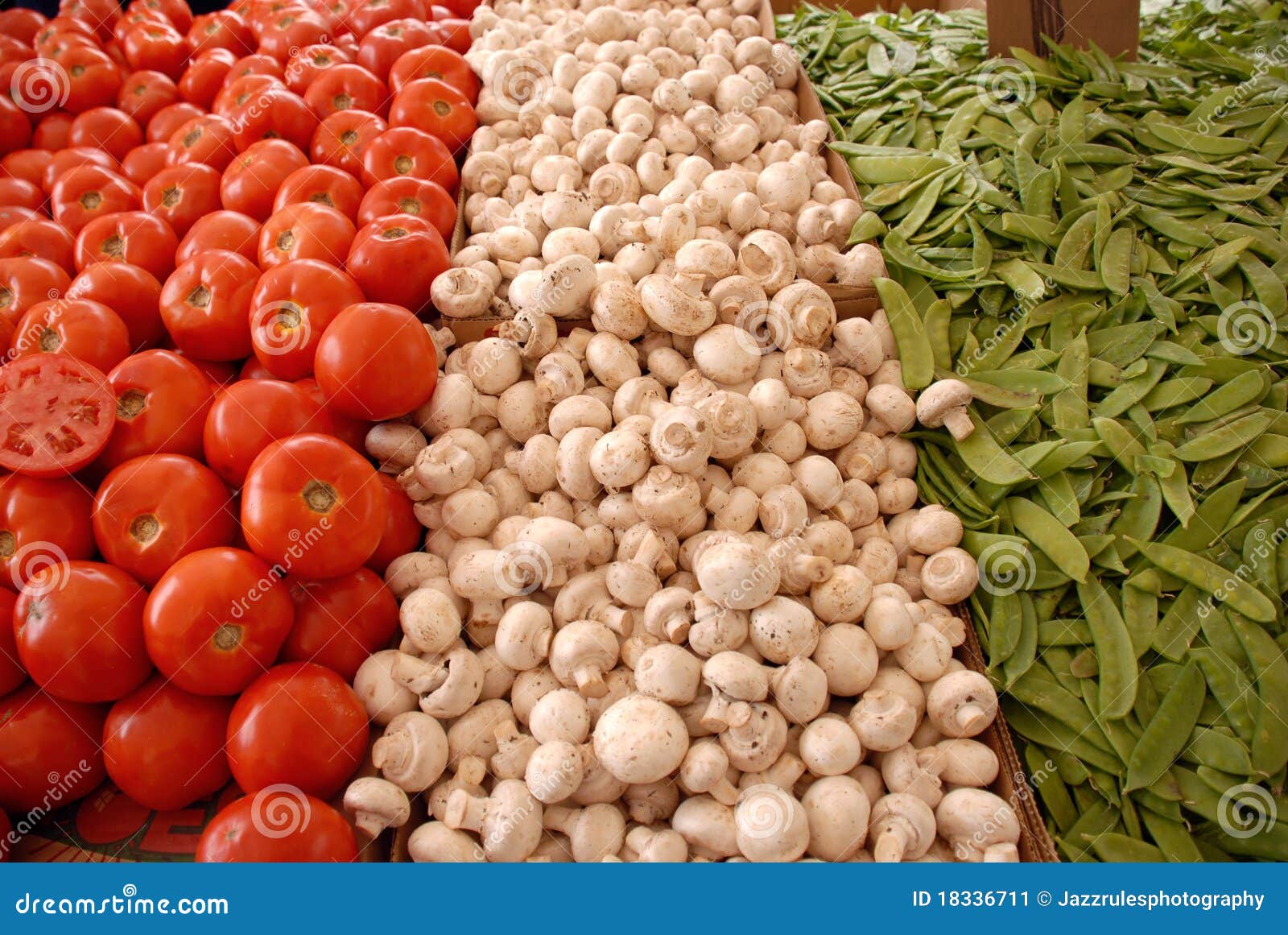 Os legumes frescos em um mercado dos fazendeiros revelam uma bandeira italiana do alimento.