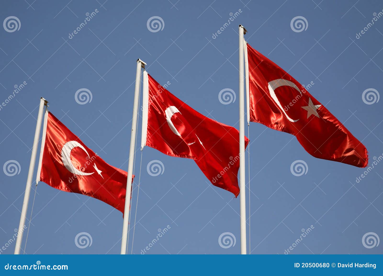 Bandeira turca. Bandeiras turcas gigantes de encontro ao céu azul