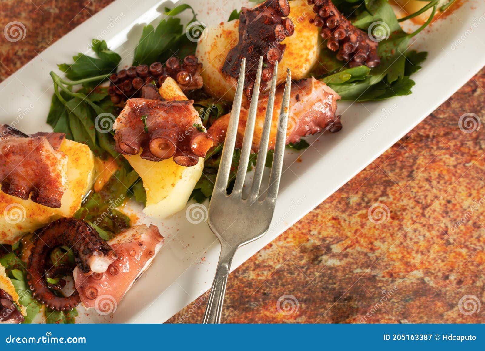 Bandeja Alongada Com Polvo Galego Com óleo De Mamona De Batatas E