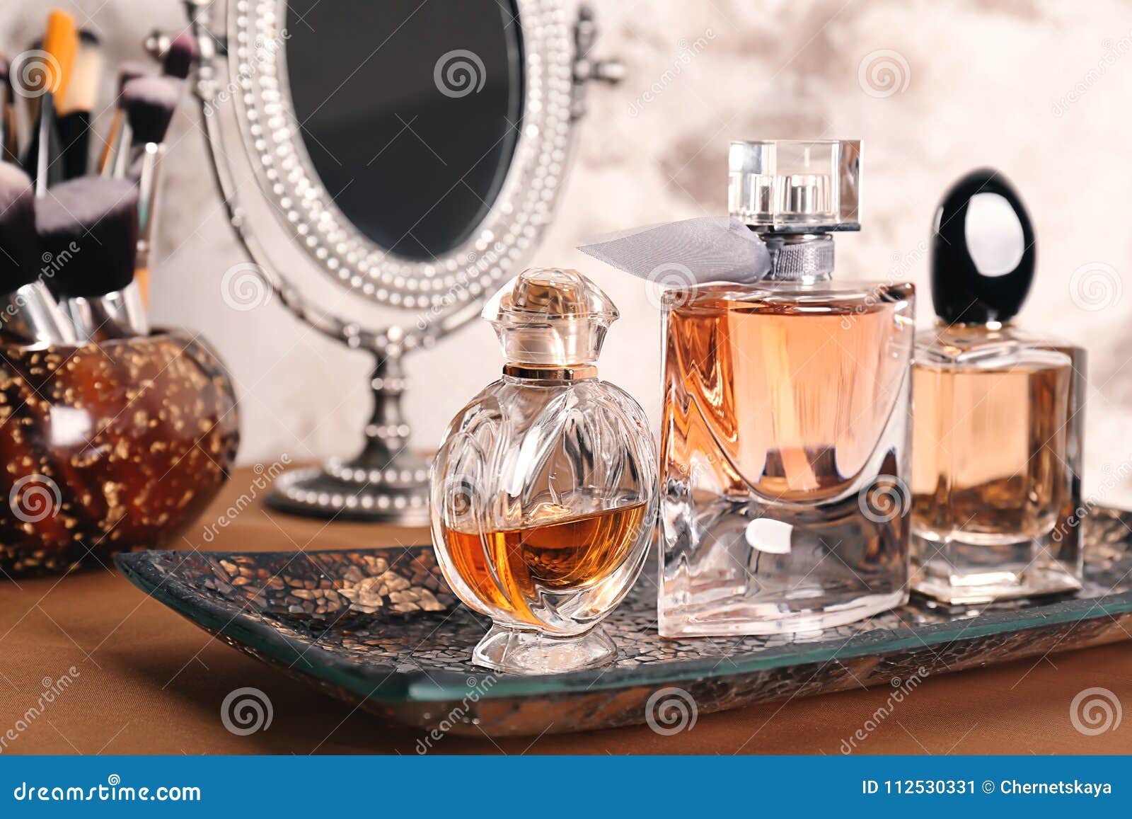 Bandeja Con Las Botellas De Perfume Imagen - Imagen de elegancia, cuidado: 112530331