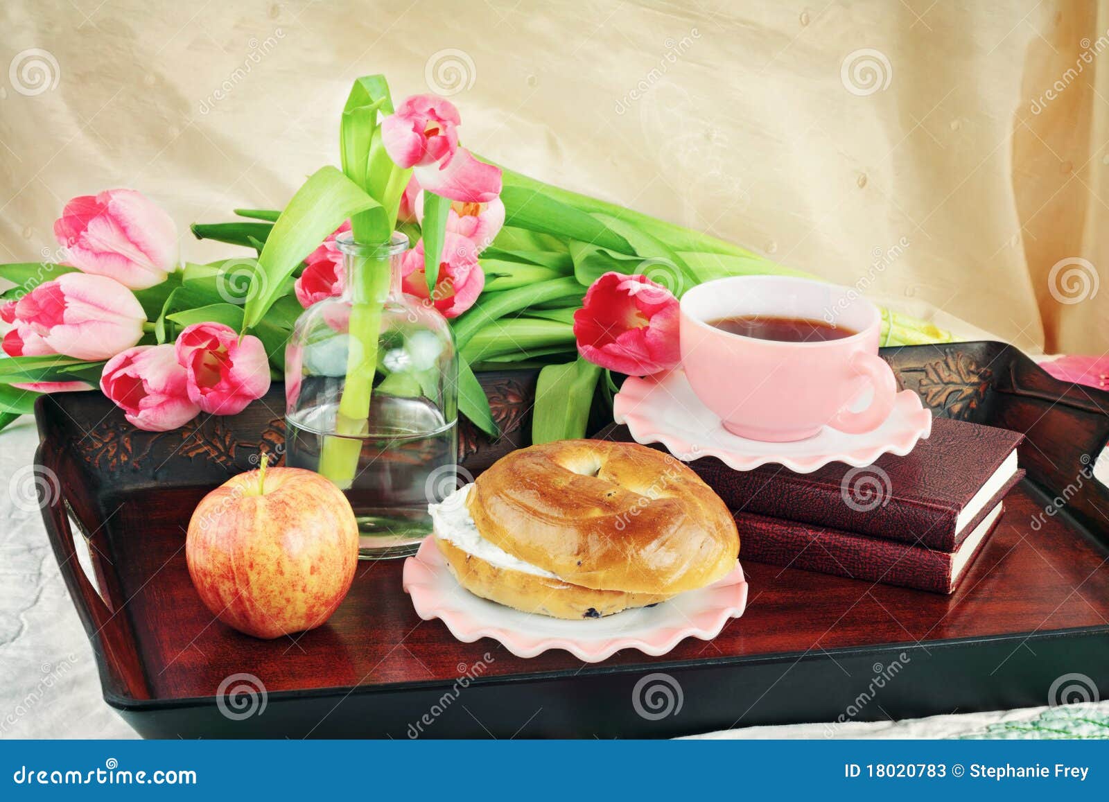 Bandeja Y Flores Del Desayuno Imagen de archivo - Imagen de nadie, desayuno:  18020783