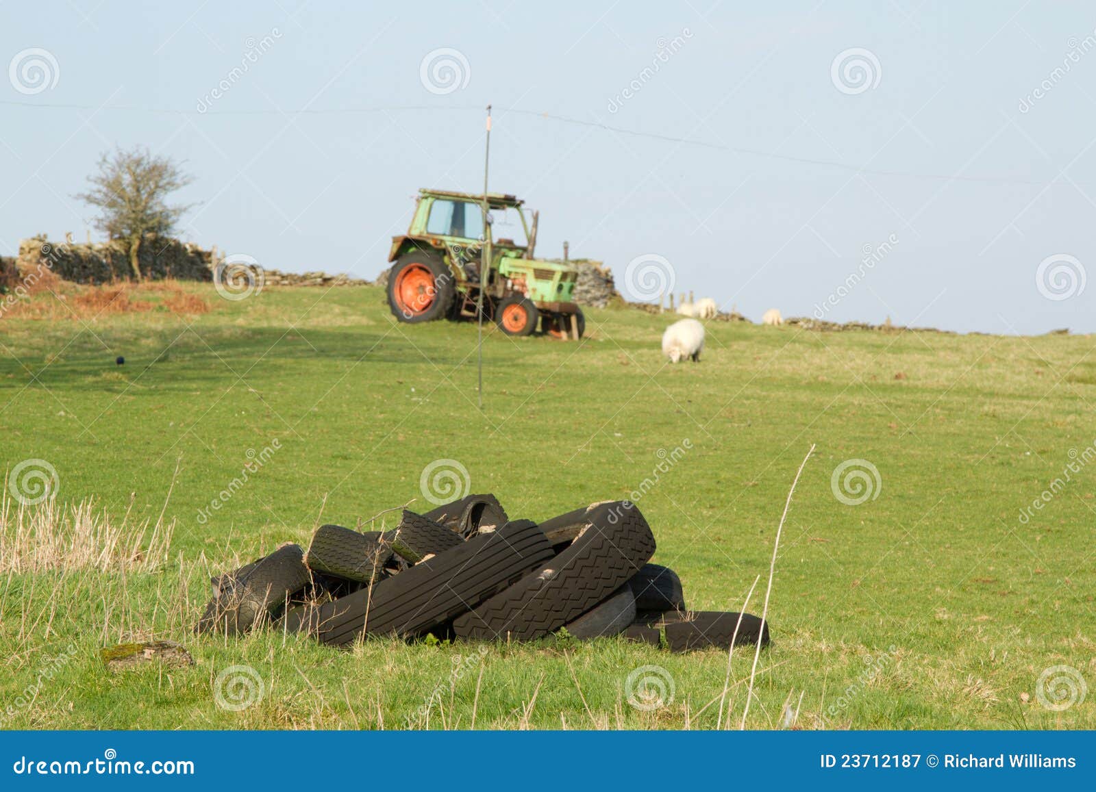 Banden en tractor. stock afbeelding. Image of gebied - 23712187