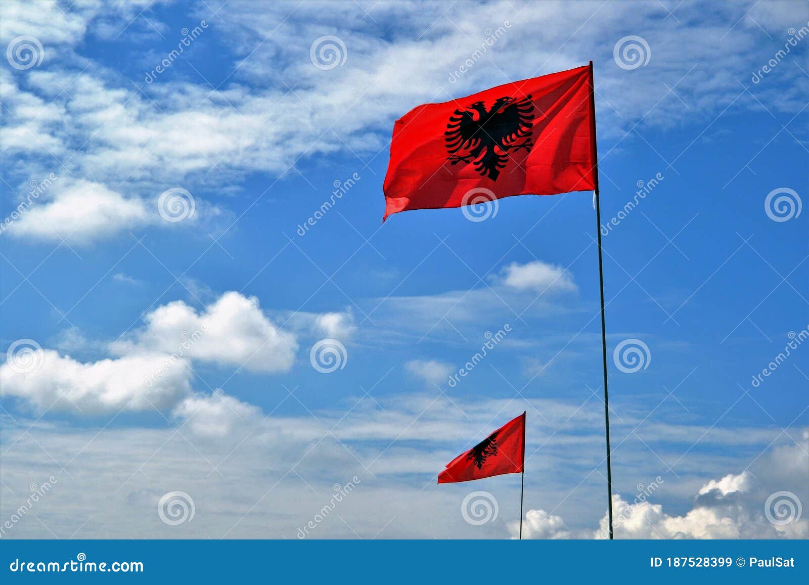 Bandera Albanesa En Un Asta De Bandera Ondeando En Un Cielo Azul Imagen de  archivo - Imagen de poste, seda: 187528399