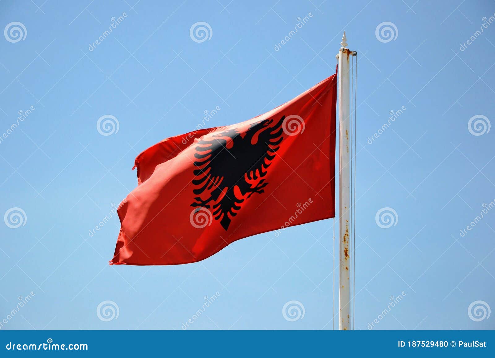 Bandera Albanesa En Un Asta De Bandera Ondeando En Un Cielo Azul Foto de  archivo - Imagen de indicador, vuelo: 187529480