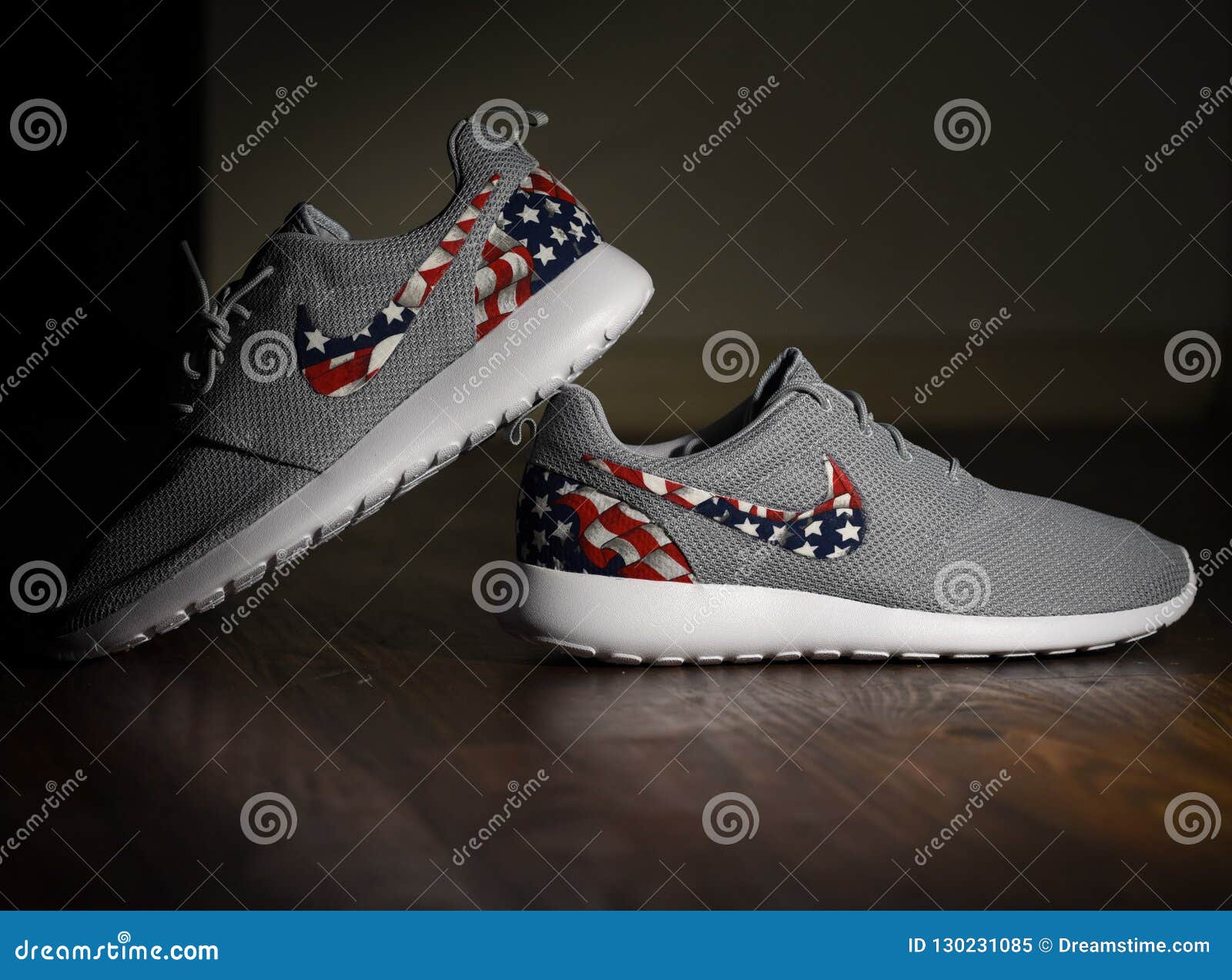 Bandera Americana Nike Roshes Imagen editorial - Imagen deportes, blanco: