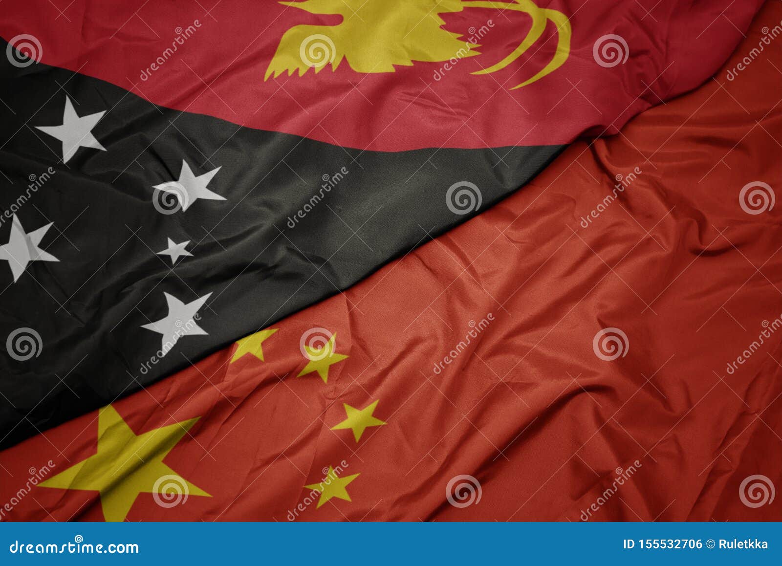 Bandera colorida que agita de China y bandera nacional de Papúa Nueva Guinea Macro