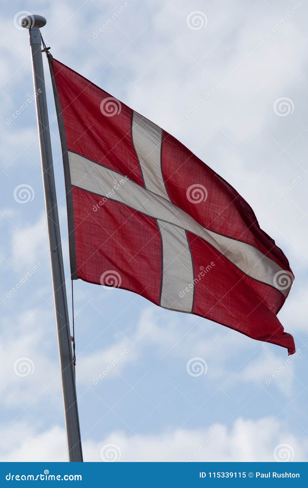 Ordinario Transparentemente violación Bandera Danesa Con La Cruz Blanca En Fondo Rojo Imagen de archivo - Imagen  de extracto, dinamarca: 115339115