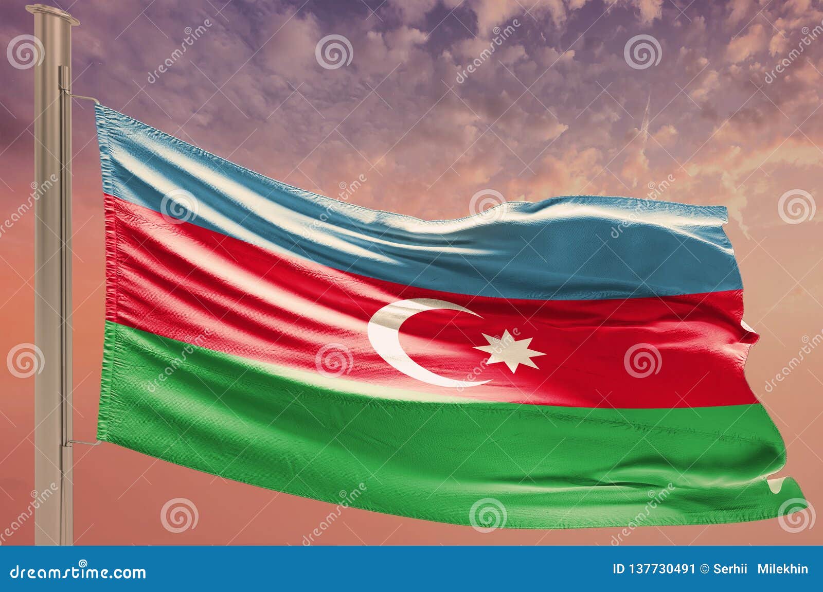 Bandera de Azerbaijan en el cielo nublado patriotismo