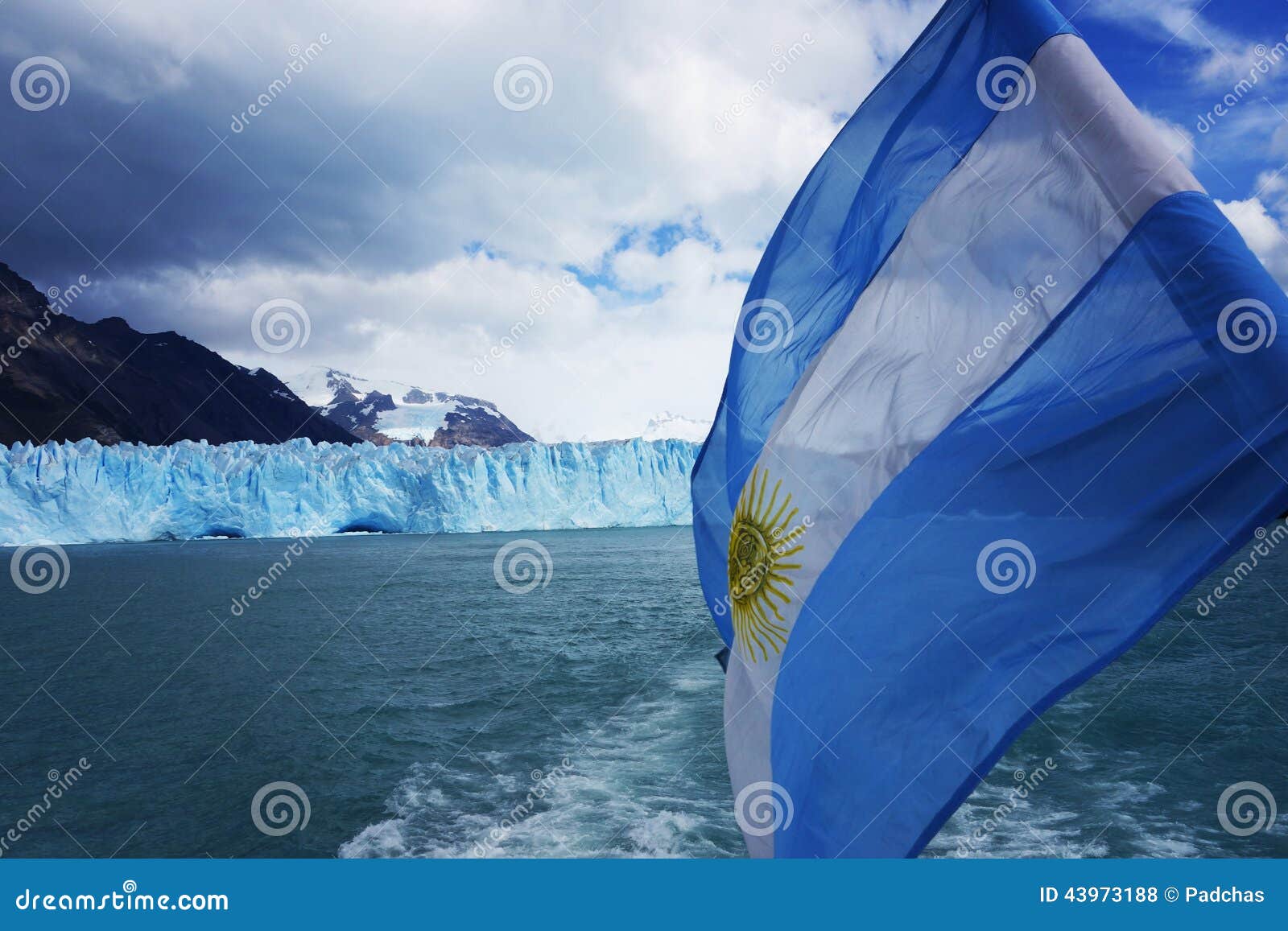 Bandera De La Argentina Delante Del Perito Moreno Glacier Foto De Archivo Imagen De Turismo Gente Bandera De La Argentina Delante Del Perito Moreno Glacier Foto De Archivo Imagen De Turismo Gente