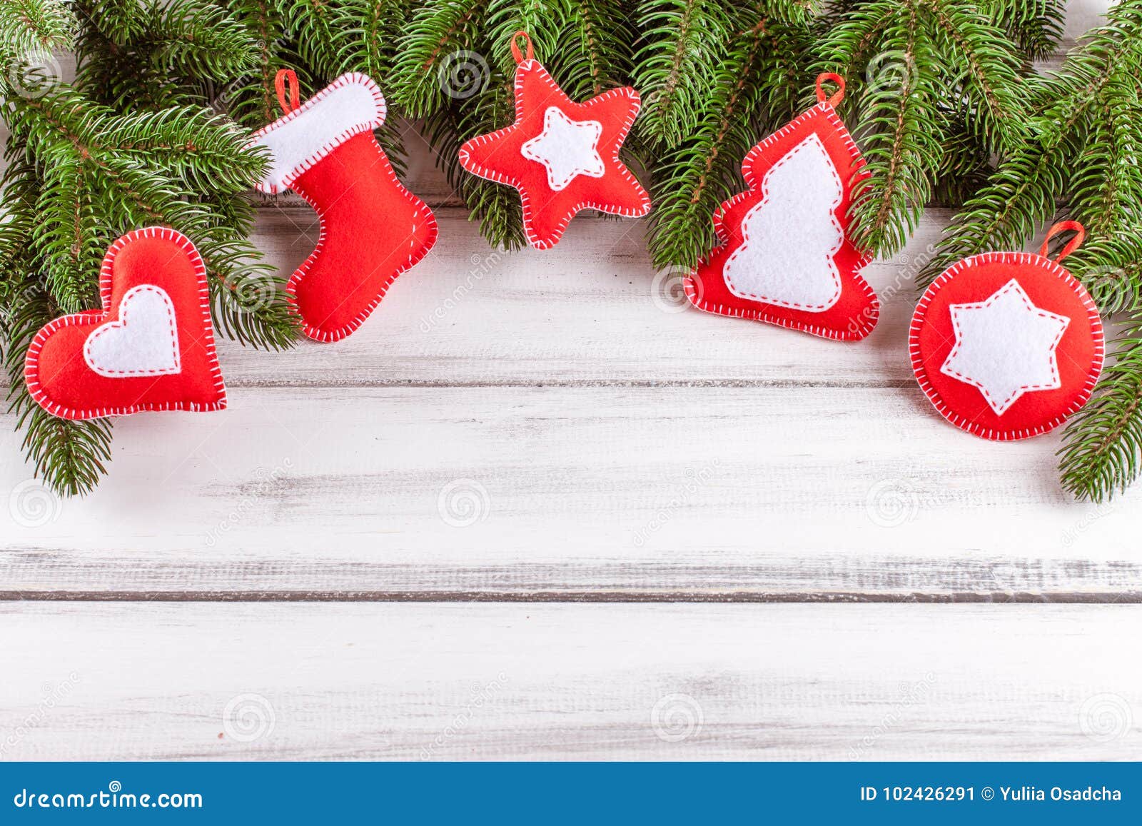 Bandera de la Navidad con el árbol verde, los conos, las decoraciones hechas a mano del fieltro, la naranja y el canela en el fondo de madera blanco Espacio vacío para el texto Tarjeta de la enhorabuena de Navidad y del Año Nuevo, bandera, aviador