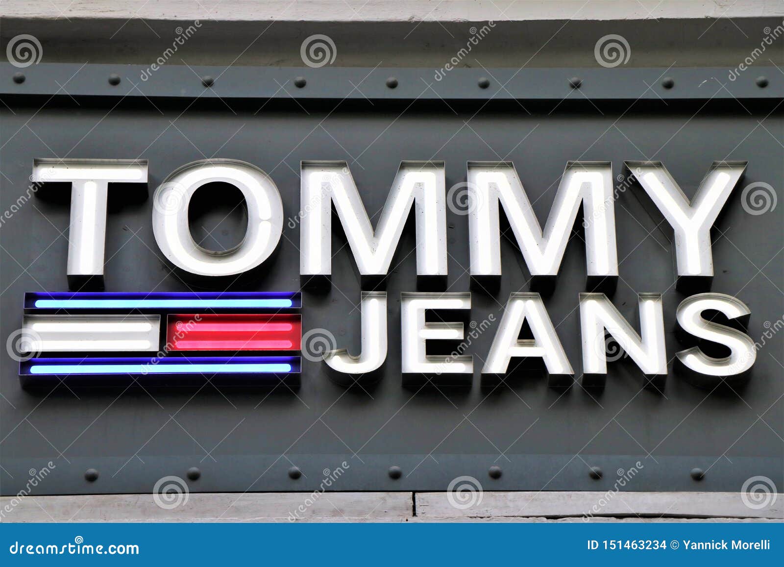 Bandera De Una Tienda De Ropa De Tommy Hilfiger de archivo editorial - Imagen insignia, comercial: 151463234