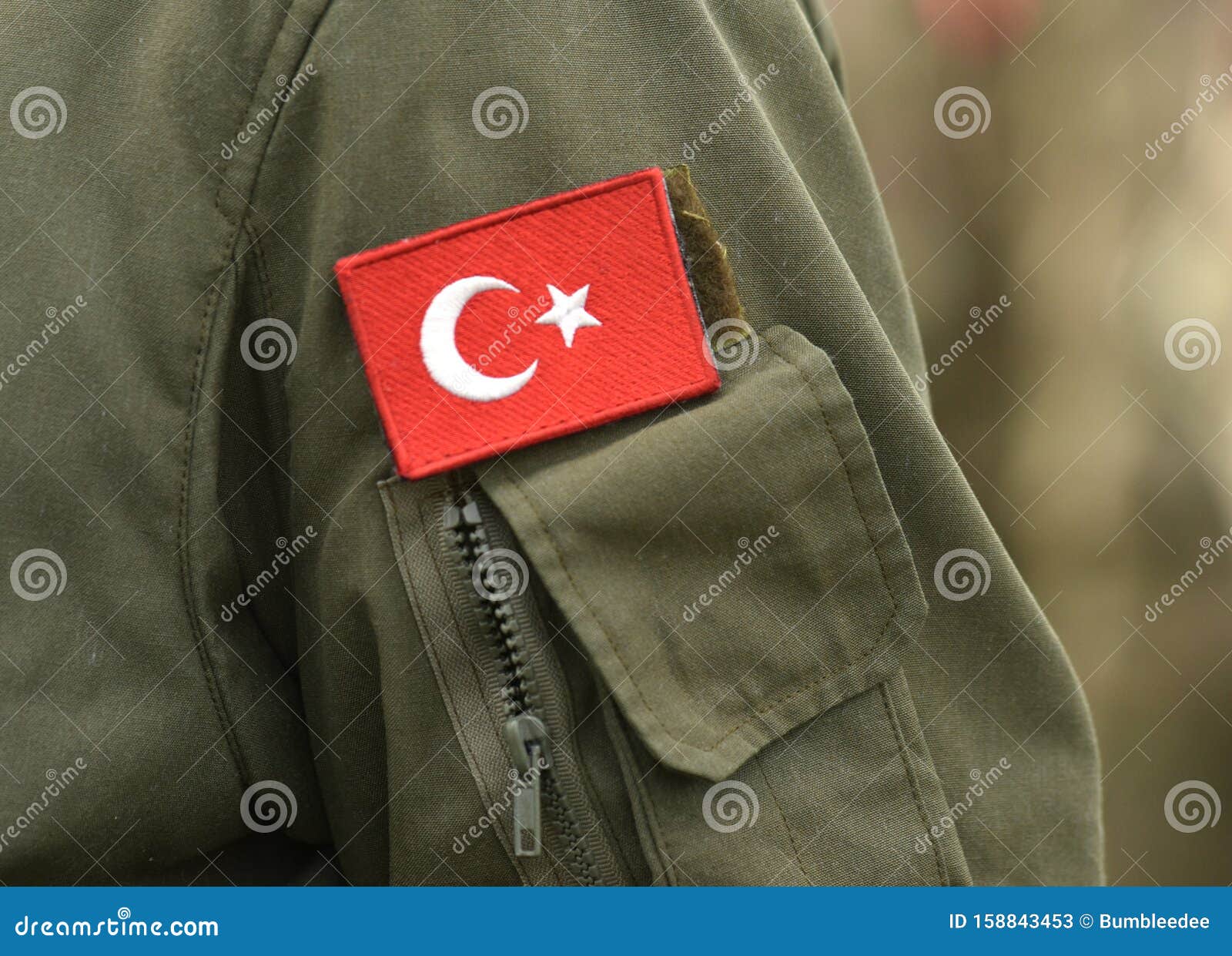 Bandera Turca Con Uniforme Del Ejército Turco. Tropas Turcas. Soldado