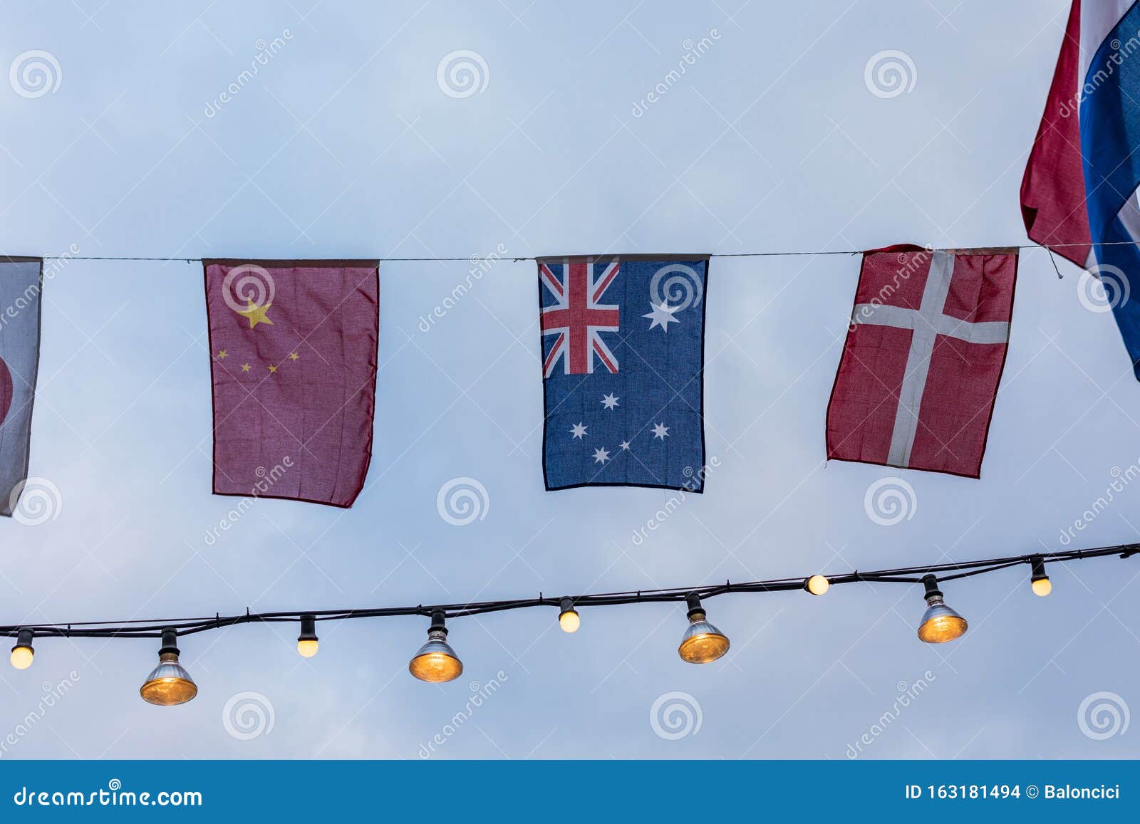 banderas-de-china-australia-foto-de-archivo-imagen-de-festivo-europa
