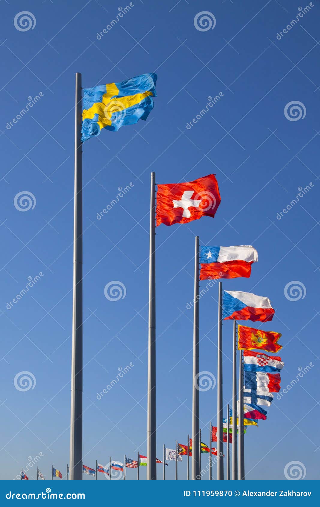 Banderas Del Mundo En Astas De Bandera En El Fondo Del Cielo Azul Foto