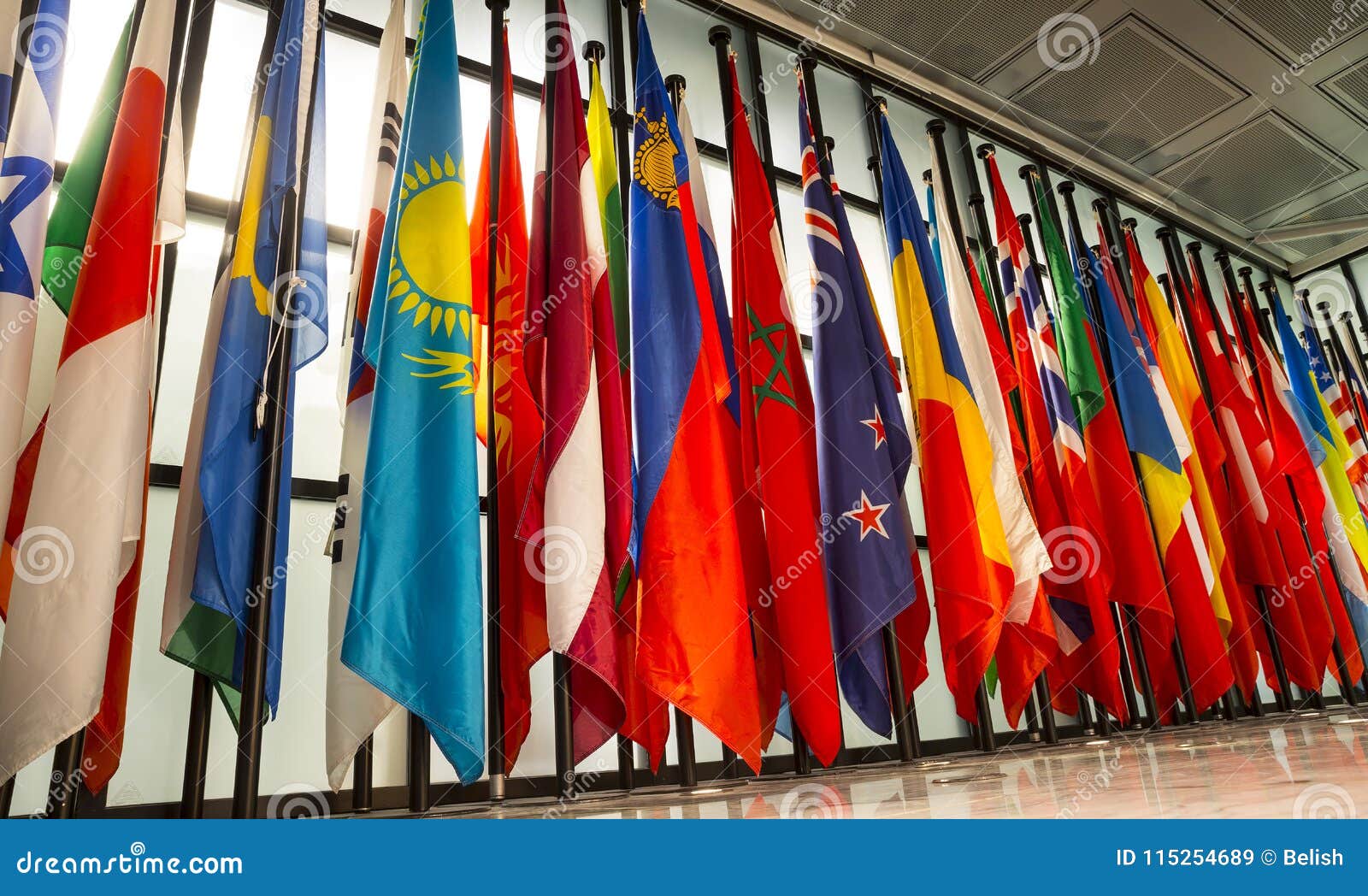 corazón Infidelidad Objetado Banderas del mundo en fila imagen de archivo. Imagen de todos - 115254689